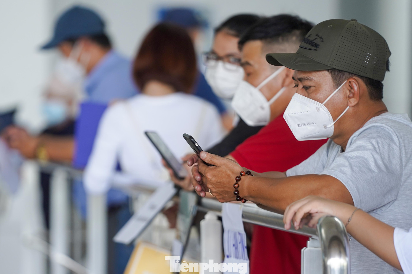 Thân nhân đón chờ người thân với tâm trạng mong ngóng, liên tục liên lạc qua điện thoại. Thân nhân đón chờ người thân với tâm trạng mong ngóng, liên tục liên lạc qua điện thoại.