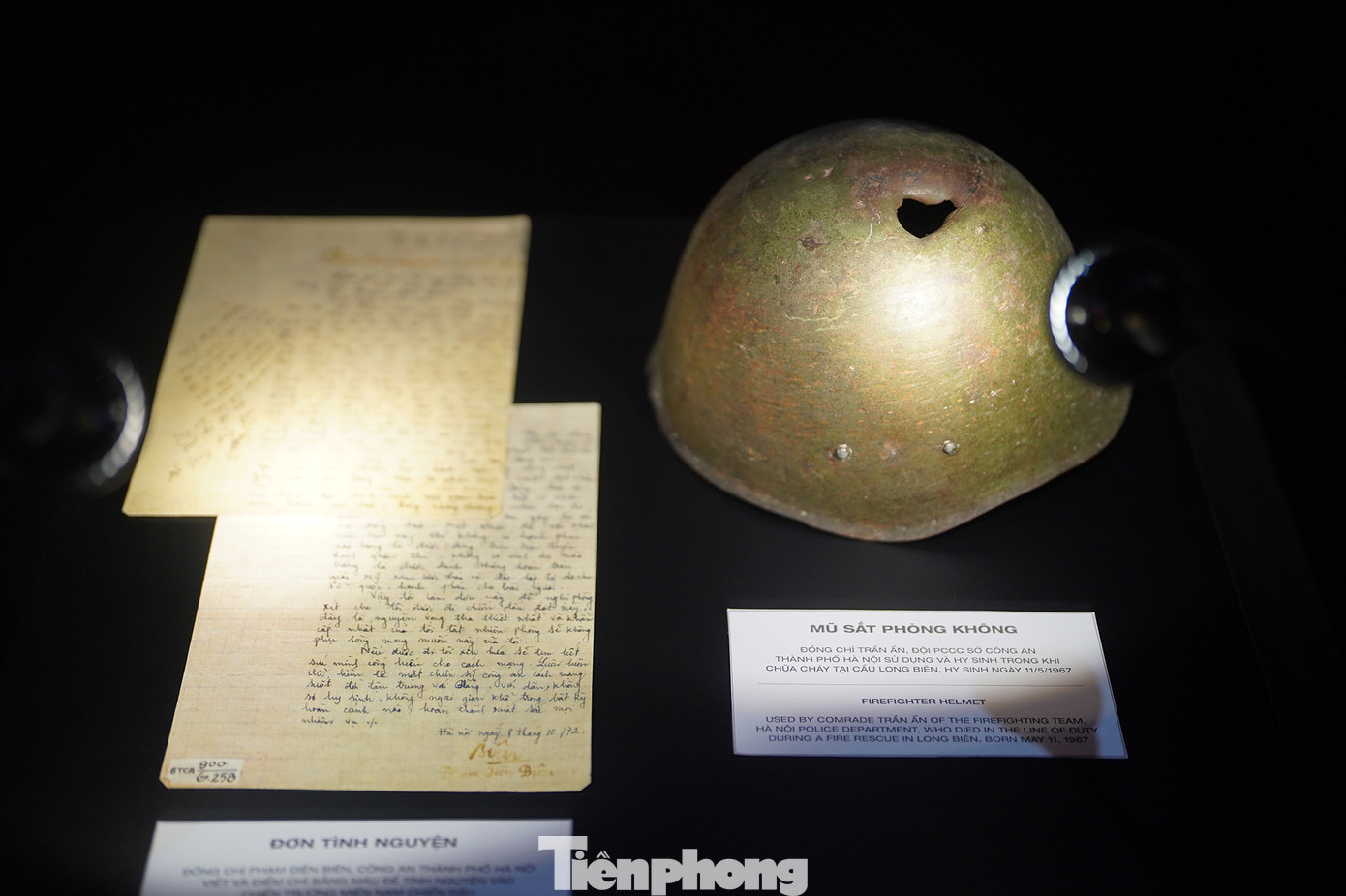 Chiếc mũ sắt của đồng chí Trần Ân, đội PCCC Bộ Công an hy sinh khi tham gia chữa cháy tại cầu Long Biên ngày 11/5/1967. Chiếc mũ sắt của đồng chí Trần Ân, đội PCCC Bộ Công an hy sinh khi tham gia chữa cháy tại cầu Long Biên ngày 11/5/1967.