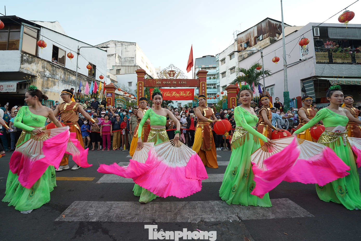 Chương trình diễu hành nghệ thuật đường phố diễn ra từ 17h-18h30 với gần 1.000 diễn viên diễu hành qua các tuyến đường: Hải Thượng Lãn Ông – Châu Văn Liêm – Lão Tử - Lương Nhữ Học – Nguyễn Trãi – Trần Xuân Hòa – Trung tâm Văn hóa quận 5. Thông qua lễ hội, nhiều giá trị văn hóa truyền thống của người Hoa được giữ gìn và phát huy. Không gian văn hóa lễ hội là dịp để thể hiện, giới thiệu, lưu giữ các truyền thống văn hóa đặc sắc. Nhiều loại hình nghệ thuật trình diễn, chế tác, kỹ thuật, sản vật đặc sắc, truyền thống được tạo ra và giới thiệu tại lễ hội. Lễ hội thu hút nhiều du khách trong và ngoài nước tham gia, đem lại lợi ích về văn hóa, kinh tế cho cộng đồng.