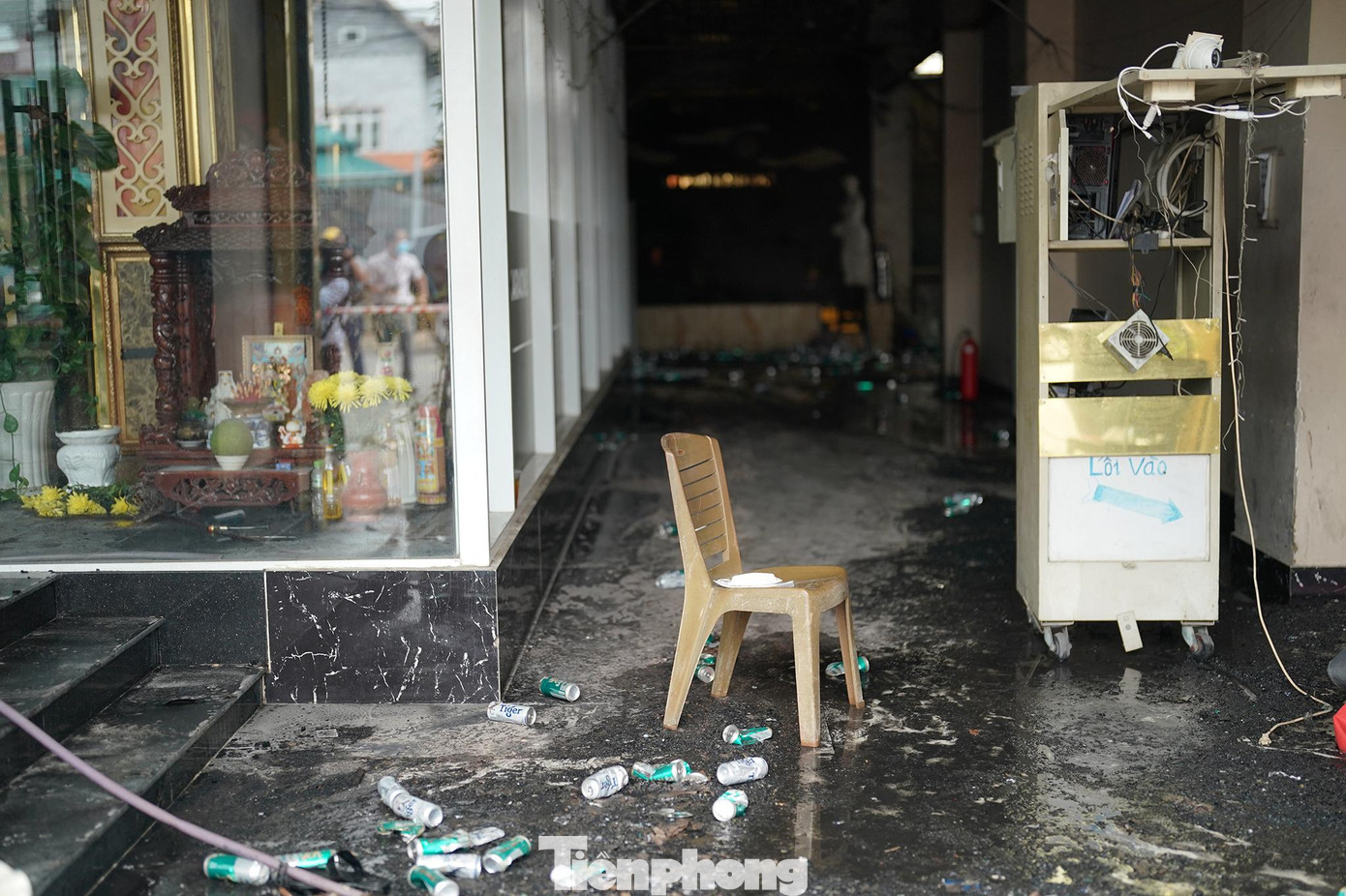 Hiện trường tan hoang tại khu vực để xe của quán karaoke An Phú.