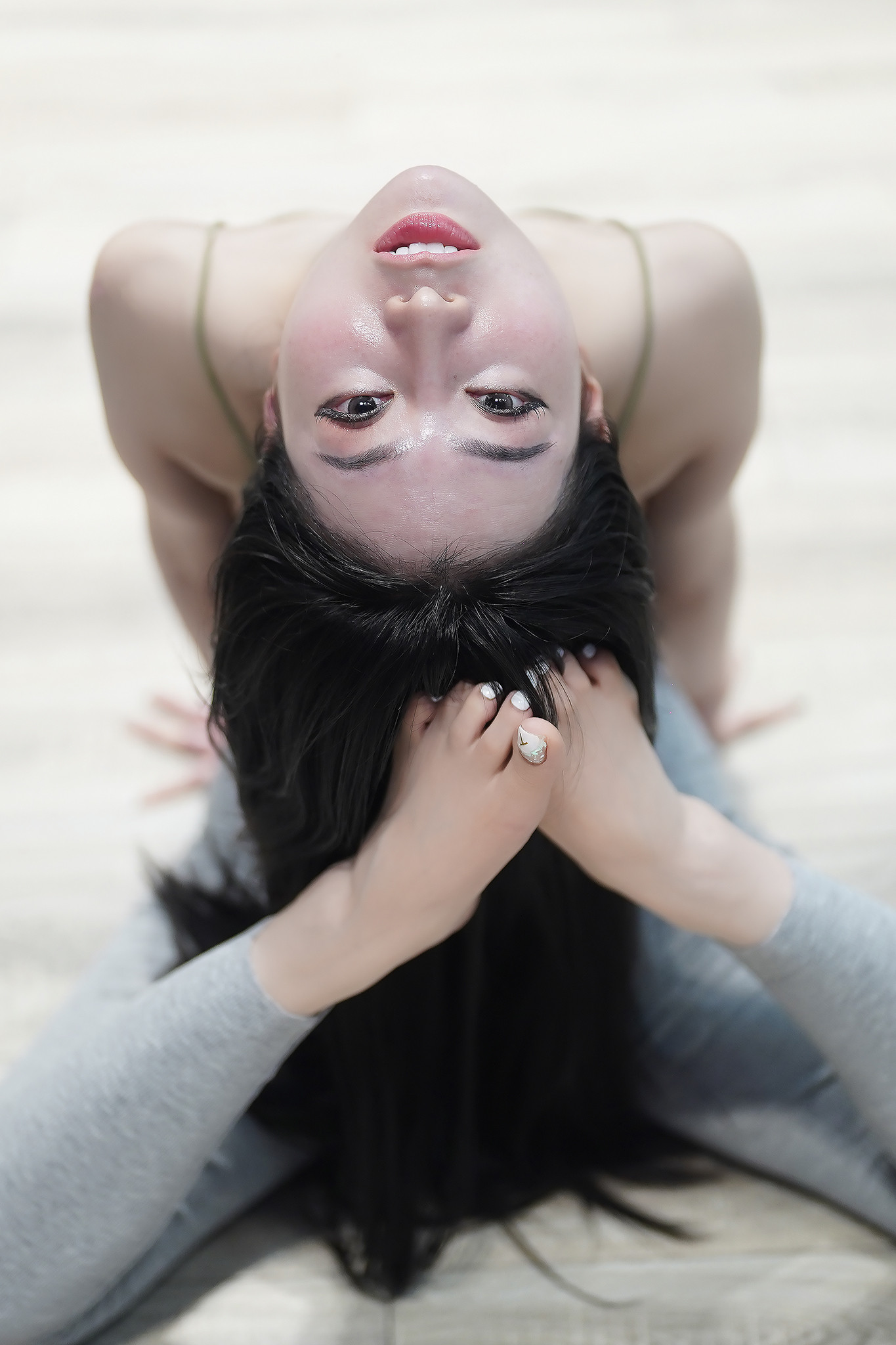 “Bộ môn nghệ thuật này phải có sự đam mê và sự nỗ lực không ngừng mới có thể theo đuổi được chứ nếu chỉ có hình thể đẹp thì vẫn chưa đủ. Chưa nói, tập luyện môn này rất đau, cơ thể của tôi bầm dập khi mới bước vào tập luyện. Đó là chưa nói đến sự nguy hiểm. Ở một số tụ điểm, vòng treo cao ít nhất là 5 m, có nơi lên tới 10 m" - Thảo cho hay.