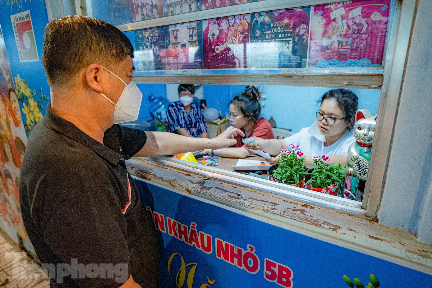“Gần 300 ngày không được đến sân khấu xem, cảm thấy thiếu thiếu một cái gì đó trong món ăn tinh thần. Bản thân thích kịch nói nên các vở diễn tại sân khấu nhỏ 5B tôi đều không bỏ lỡ”, khán giả Nguyễn Diệu Phước (ngụ Quận 1) vừa mua hai vé xem kịch chia sẻ.