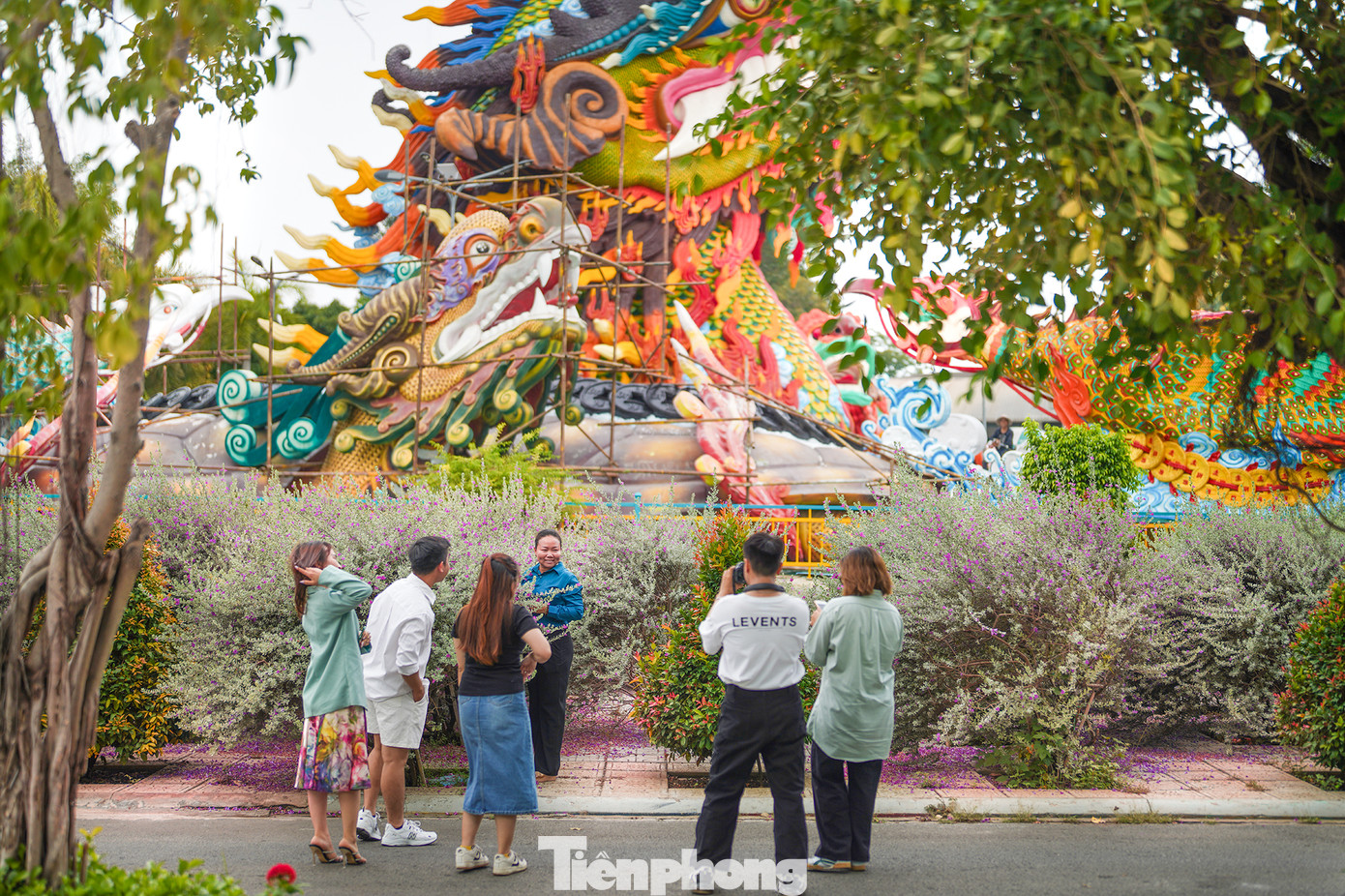 Vườn hoa Tuyết Sơn Phi Hồ nằm cạnh công trình Tứ Linh Hội Tụ nên cũng được tô vẻ thêm sắc màu rực rỡ, thu hút du khách và giới trẻ đến chụp ảnh, check-in...