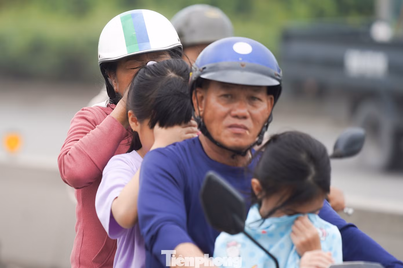 Một gia đình vất vả "xuyên bụi" đi chơi lễ. Với những trường hợp không trang bị mắt kính, khẩu trang như thế này thì việc di chuyển qua làn sương bụi là một thử thách. Một gia đình vất vả "xuyên bụi" đi chơi lễ. Với những trường hợp không trang bị mắt kính, khẩu trang như thế này thì việc di chuyển qua làn sương bụi là một thử thách.