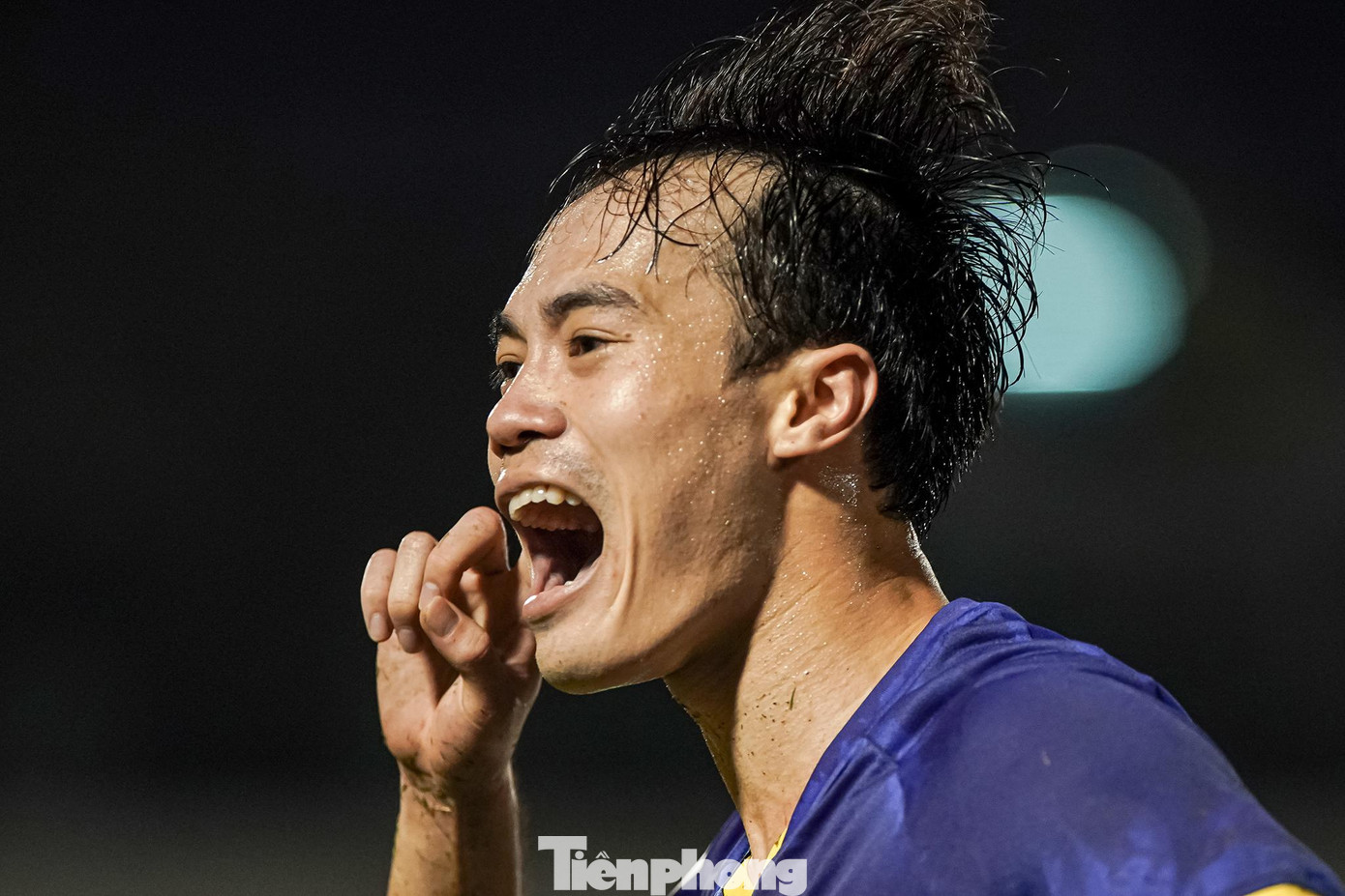 Niềm vui ghi bàn của Văn Toàn.