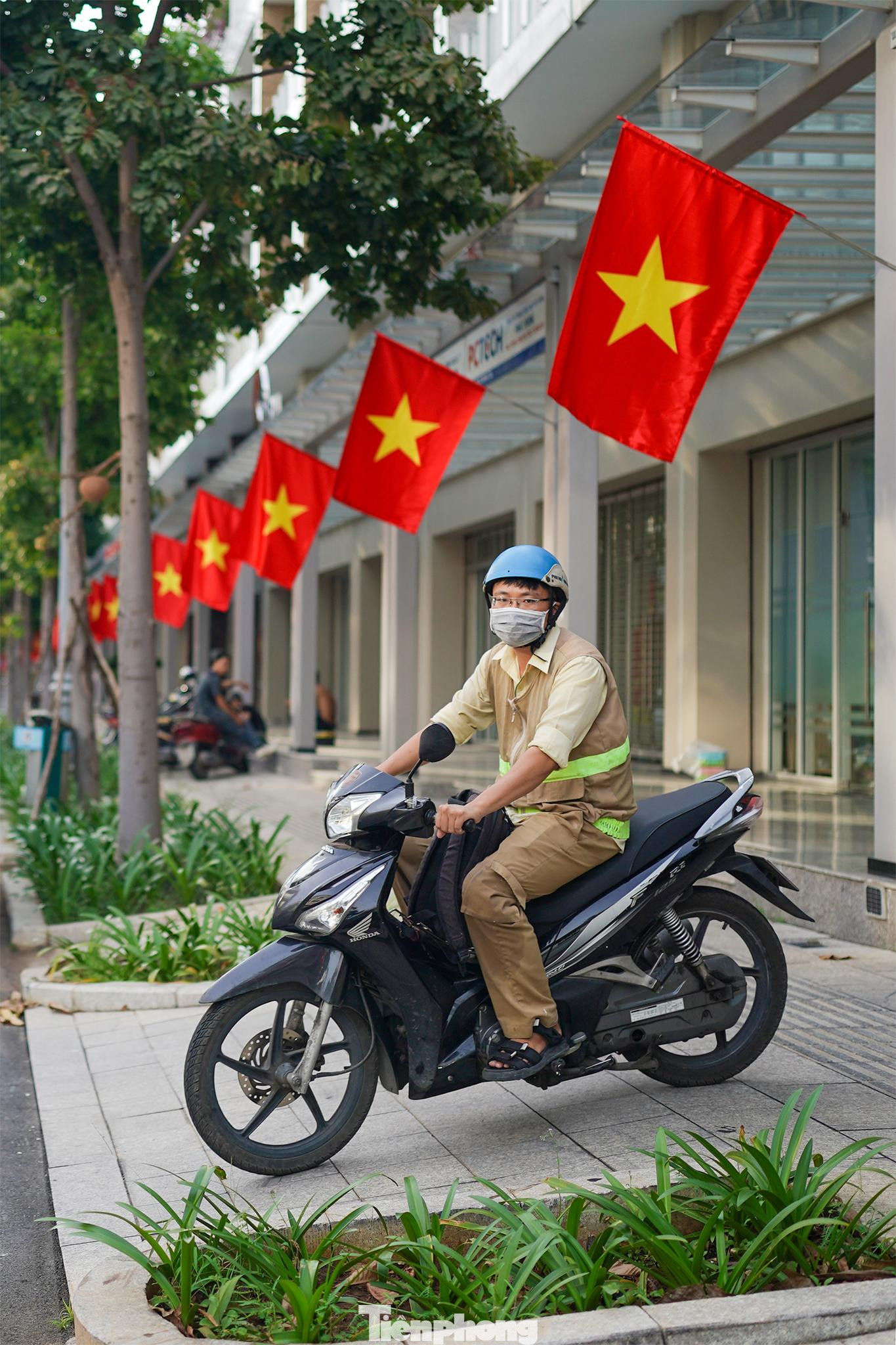 Một phần vỉa hè trong khu đô thị Sala (quận 2) đậm không khí đón chào ngày lễ lễ lớn.