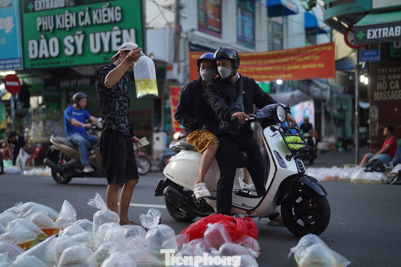 Phiên chợ bắt đầu từ rất sớm, nhưng luôn có khách đến xem hàng.