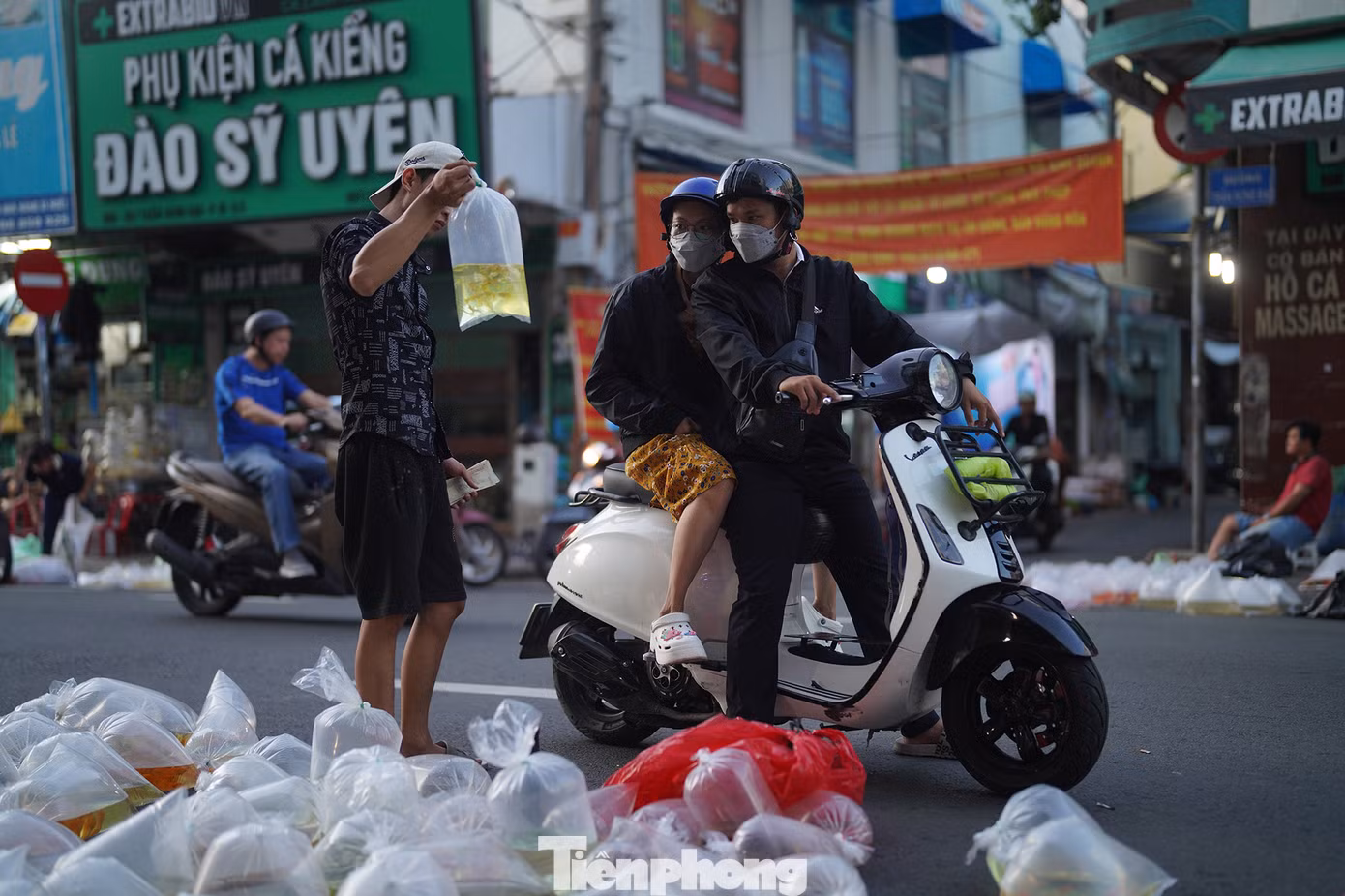Phiên chợ bắt đầu từ rất sớm, nhưng luôn có khách đến xem hàng.