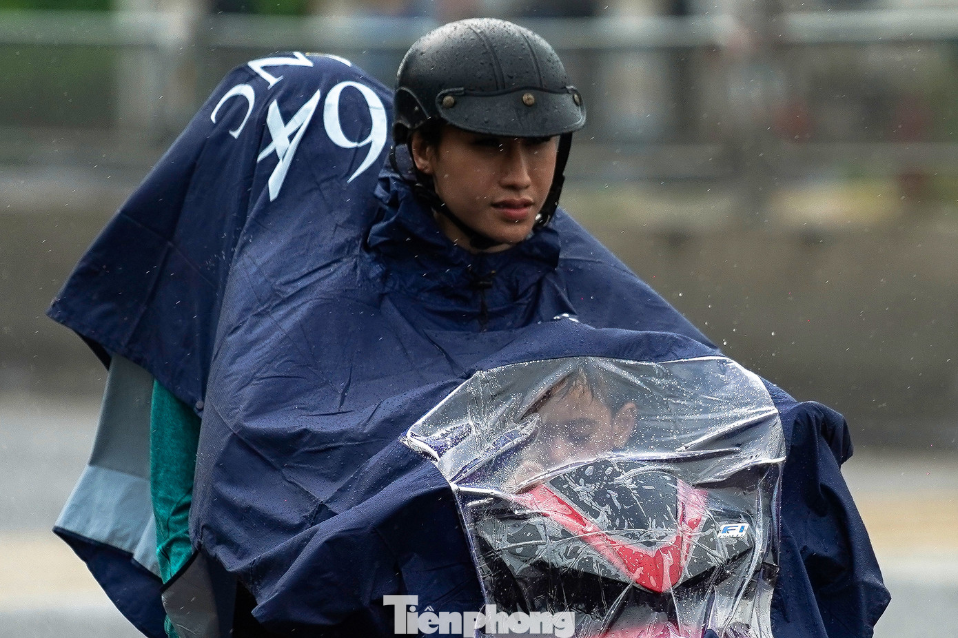 Những cơn mưa bất chợt khiến chặng đường trở lại TPHCM sau đợt nghỉ lễ của người dân thêm vất vả. "Hôm nay, trời nắng không gắt nhưng không khí khá khó chịu, đoạn mưa, đoạn nắng nên mệt rã rời" - anh Lê Văn Quốc Cang (ngụ tỉnh Trà Vinh) chia sẻ khi dừng chờ đèn đỏ đoạn gần cảng Bon Bon.