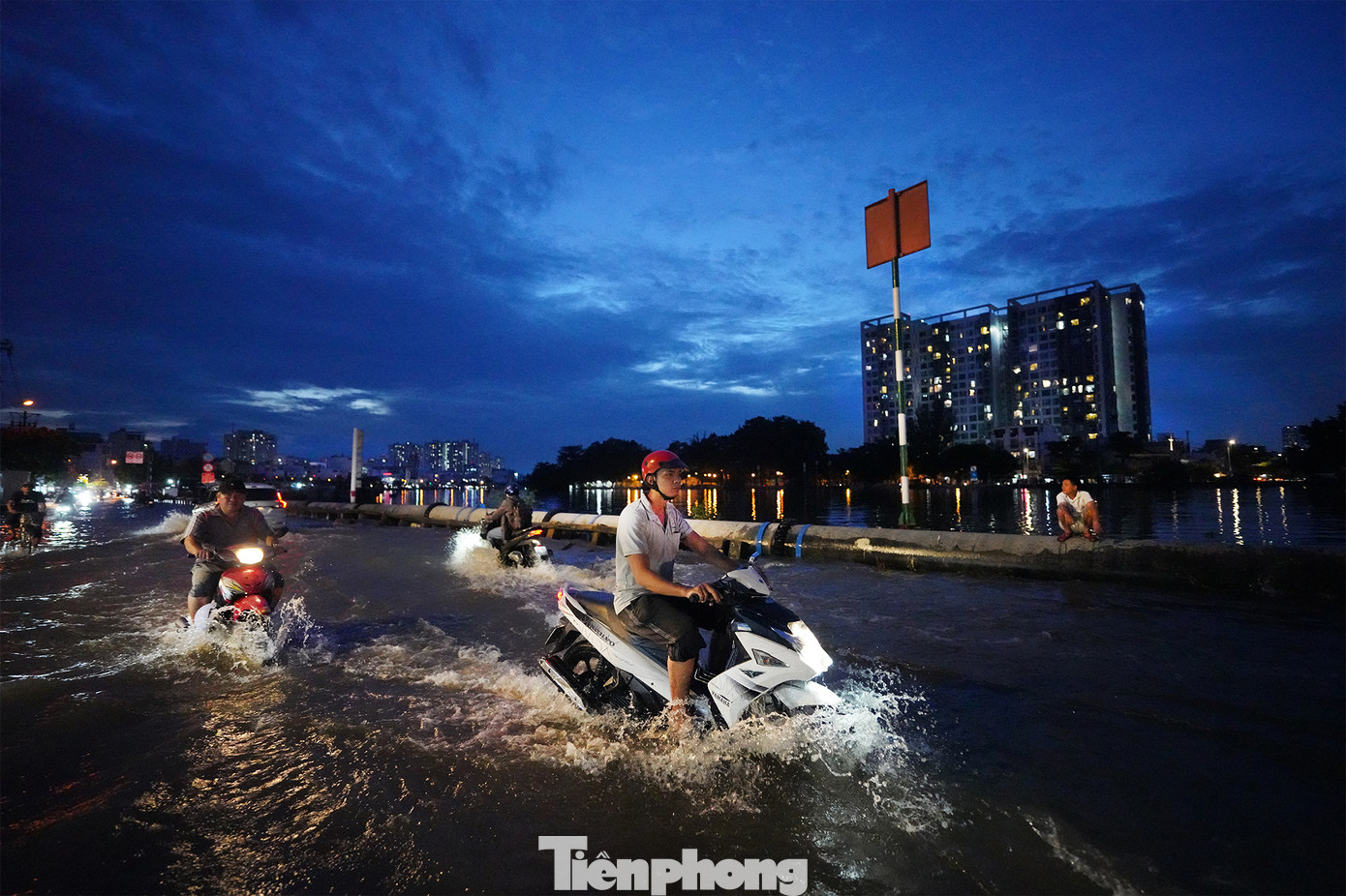 Dự báo trong những ngày tới, TPHCM tiếp tục có mưa rào và giông, có nơi mưa vừa, mưa to đến rất to. Mưa to tập trung chủ yếu về chiều và tối. Trong cơn giông đề phòng lốc, sét và gió giật mạnh.