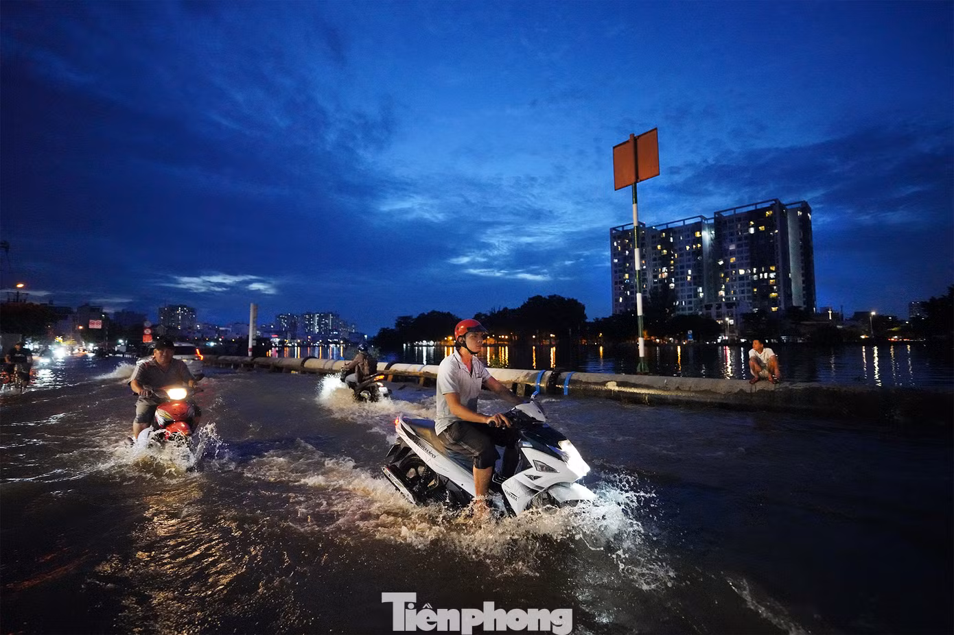 Dự báo trong những ngày tới, TPHCM tiếp tục có mưa rào và giông, có nơi mưa vừa, mưa to đến rất to. Mưa to tập trung chủ yếu về chiều và tối. Trong cơn giông đề phòng lốc, sét và gió giật mạnh.