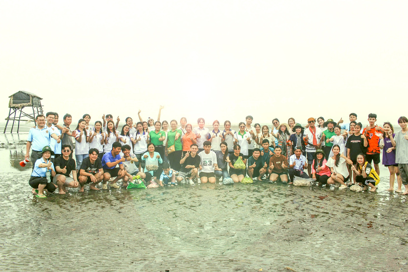 Tại Cần Giờ, các đại biểu và sinh viên Lào, Campuchia đã đến viếng và dâng hương tại Đền thờ Anh hùng liệt sĩ Rừng Sác. Các đại biểu và sinh viên Lào, Campuchia trải nghiệm bắt nghêu, pha chế thức uống từ mật dừa nước, tham quan vườn nhãn của hộ nông dân Út Ngọc tại Thị trấn Cần Thạnh; tham quan và nghe thuyết minh giới thiệu về khu dự trữ sinh quyển rừng ngập mặn Cần Giờ; tham quan giao lưu với cán bộ, chiến sĩ Hải đội Biên phòng 2 (BĐBP TPHCM) với chủ đề "Sinh viên Lào, Campuchia với biển, đảo Việt Nam". Ảnh: Thanh Tâm Tại Cần Giờ, các đại biểu và sinh viên Lào, Campuchia đã đến viếng và dâng hương tại Đền thờ Anh hùng liệt sĩ Rừng Sác. Các đại biểu và sinh viên Lào, Campuchia trải nghiệm bắt nghêu, pha chế thức uống từ mật dừa nước, tham quan vườn nhãn của hộ nông dân Út Ngọc tại Thị trấn Cần Thạnh; tham quan và nghe thuyết minh giới thiệu về khu dự trữ sinh quyển rừng ngập mặn Cần Giờ; tham quan giao lưu với cán bộ, chiến sĩ Hải đội Biên phòng 2 (BĐBP TPHCM) với chủ đề "Sinh viên Lào, Campuchia với biển, đảo Việt Nam". Ảnh: Thanh Tâm