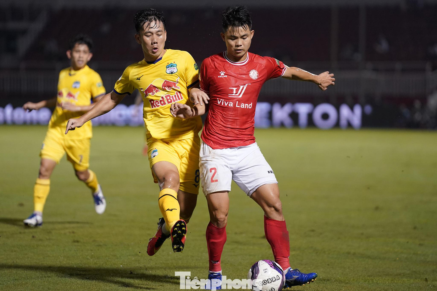 HAGL đánh bại CLB TP.HCM 2-0 ở vòng 7 V.League 2022 ngay trên sân Thống Nhất. Washington Brandao, Vũ Văn Thanh lần lượt lập công cho đội bóng phố núi. HAGL đánh bại CLB TP.HCM 2-0 ở vòng 7 V.League 2022 ngay trên sân Thống Nhất. Washington Brandao, Vũ Văn Thanh lần lượt lập công cho đội bóng phố núi.