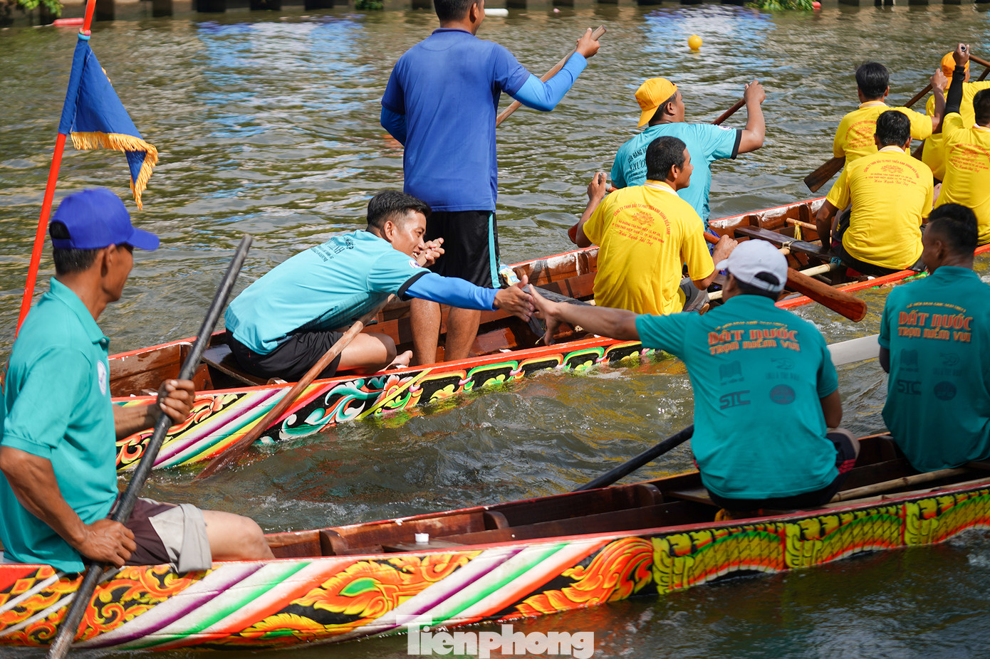 Hình ảnh đẹp tại giải đua ghe ngo Quận 3 năm nay. Cái đập tay thể hiện tinh thần thể thao cao thượng, đoàn kết...