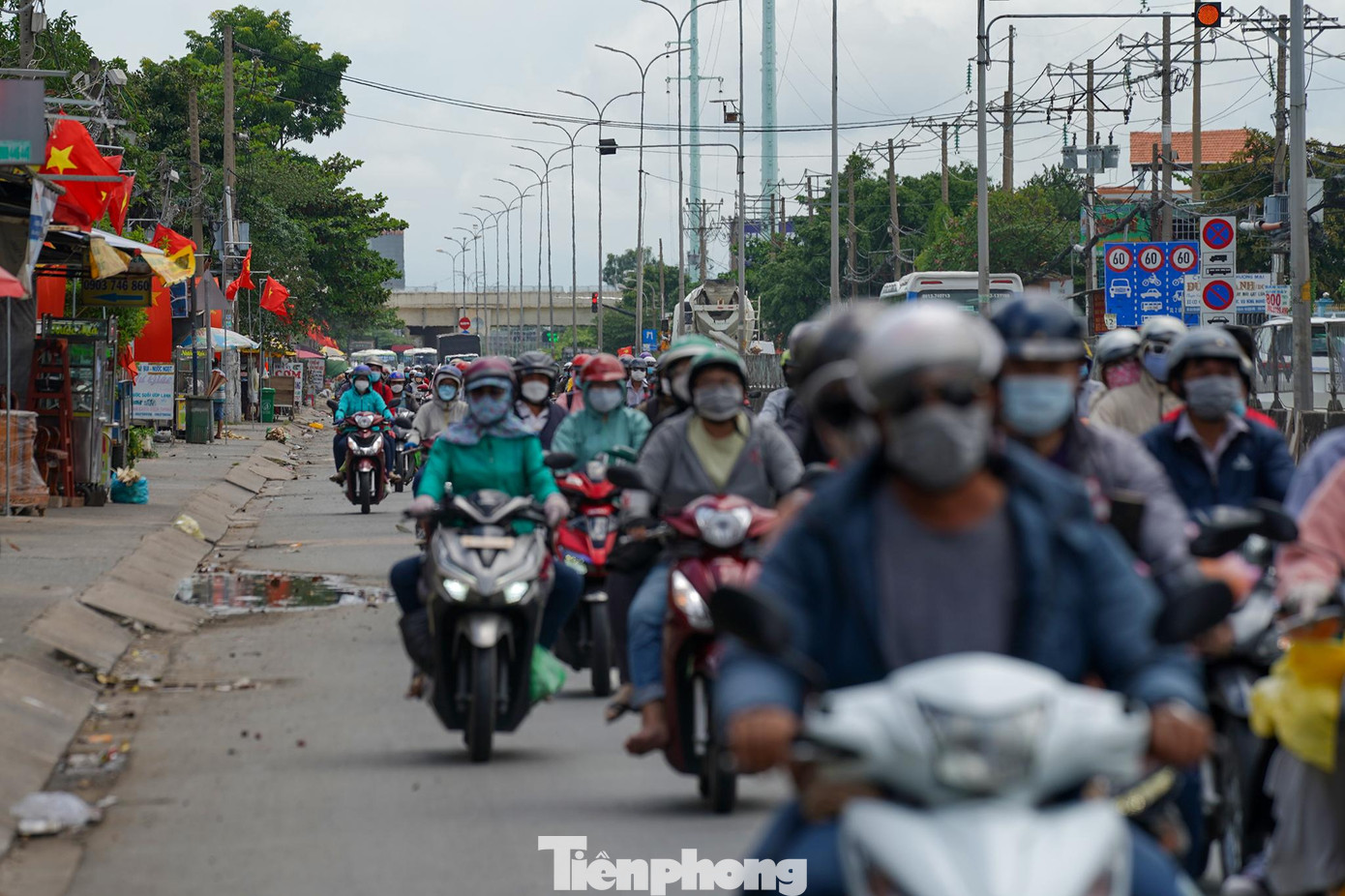 Càng về chiều, lưu lượng phương tiện từ các tỉnh miền Tây đổ về TPHCM càng tăng.