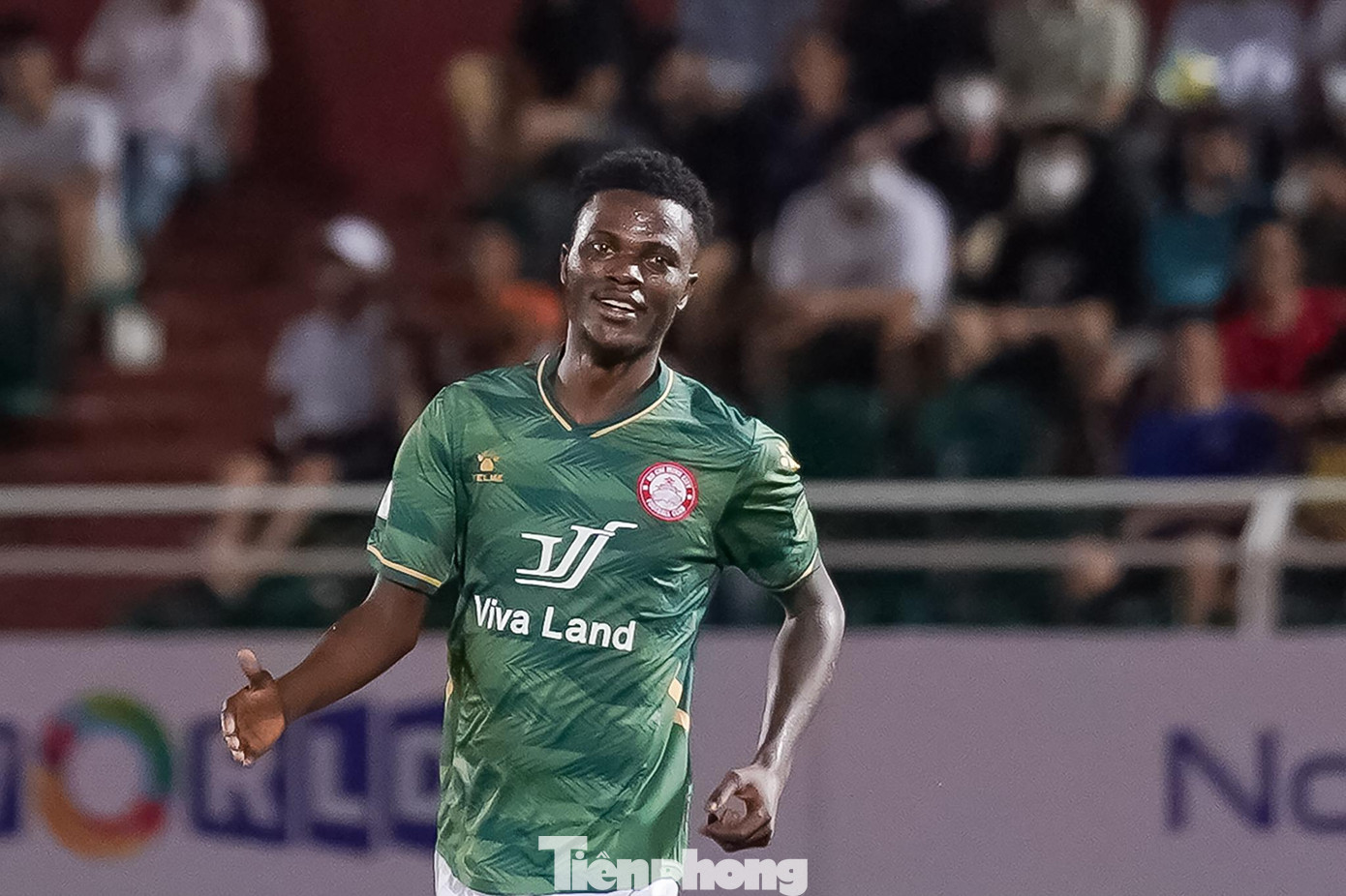 TPHCM chỉ mất ba phút để quân bình tỷ số. Từ quả tạt của Tùng Quốc, Mạnh Cường không thể tranh chấp với Green. Tận dụng hàng thủ Sài Gòn chững lại, Green đoạt bóng rồi sút chìm, hạ Văn Phong. Đây là bàn thứ hai của tiền đạo người Jamaica cho TPHCM. TPHCM chỉ mất ba phút để quân bình tỷ số. Từ quả tạt của Tùng Quốc, Mạnh Cường không thể tranh chấp với Green. Tận dụng hàng thủ Sài Gòn chững lại, Green đoạt bóng rồi sút chìm, hạ Văn Phong. Đây là bàn thứ hai của tiền đạo người Jamaica cho TPHCM.