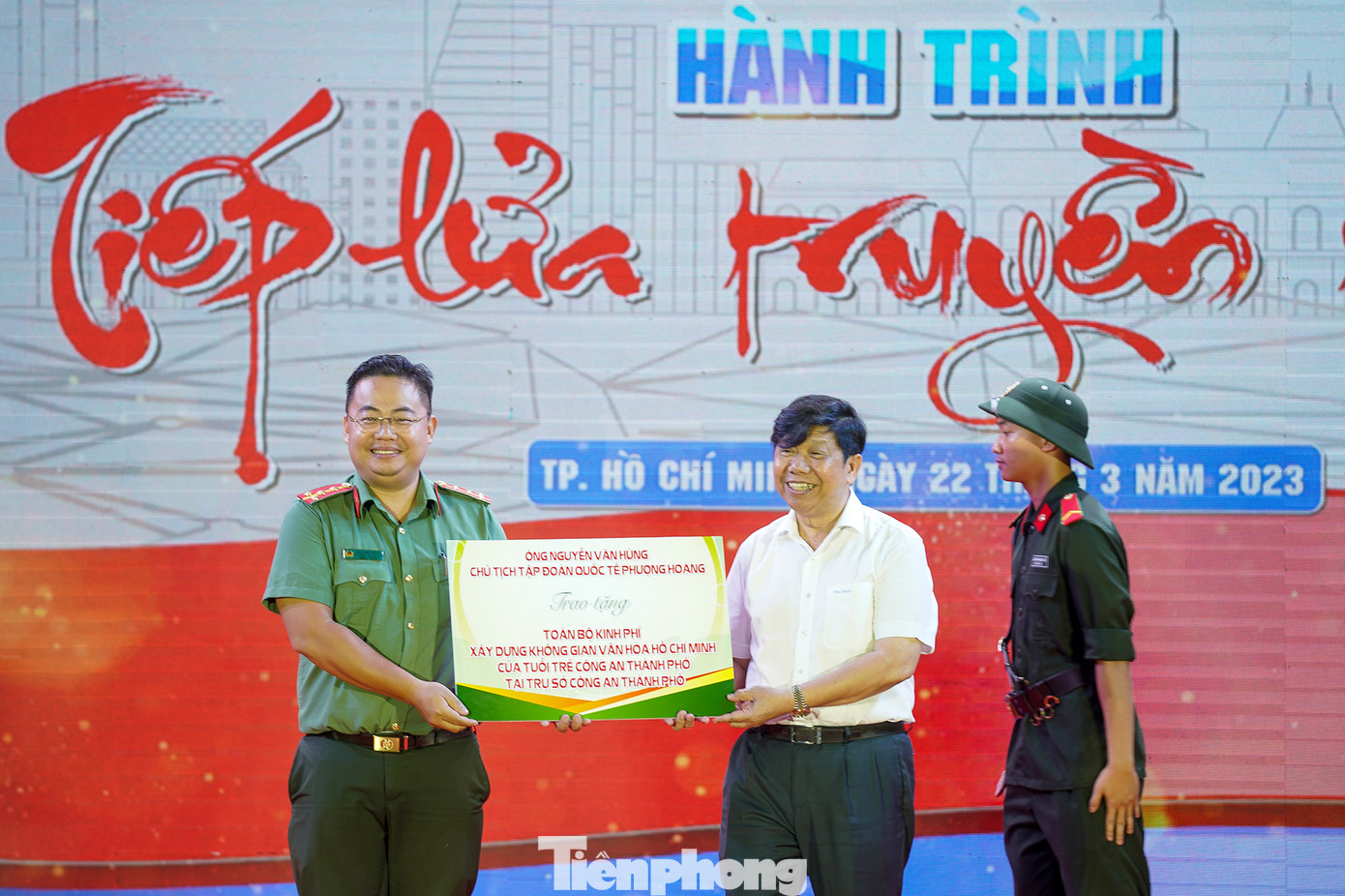 Kết thúc thời gian phục vụ trong ngành ra làm kinh tế, ông Nguyễn Văn Hùng, Chủ tịch tập đoàn quốc tế Phượng Hoàng, Nguyên Bí thư Đoàn CATP nhiệm kỳ III trao biển tài trợ toàn bộ kinh phí xây dựng Không gian văn hóa Hồ Chí Minh của Tuổi trẻ Công an Thành phố tại Trụ sở CA TPHCM.