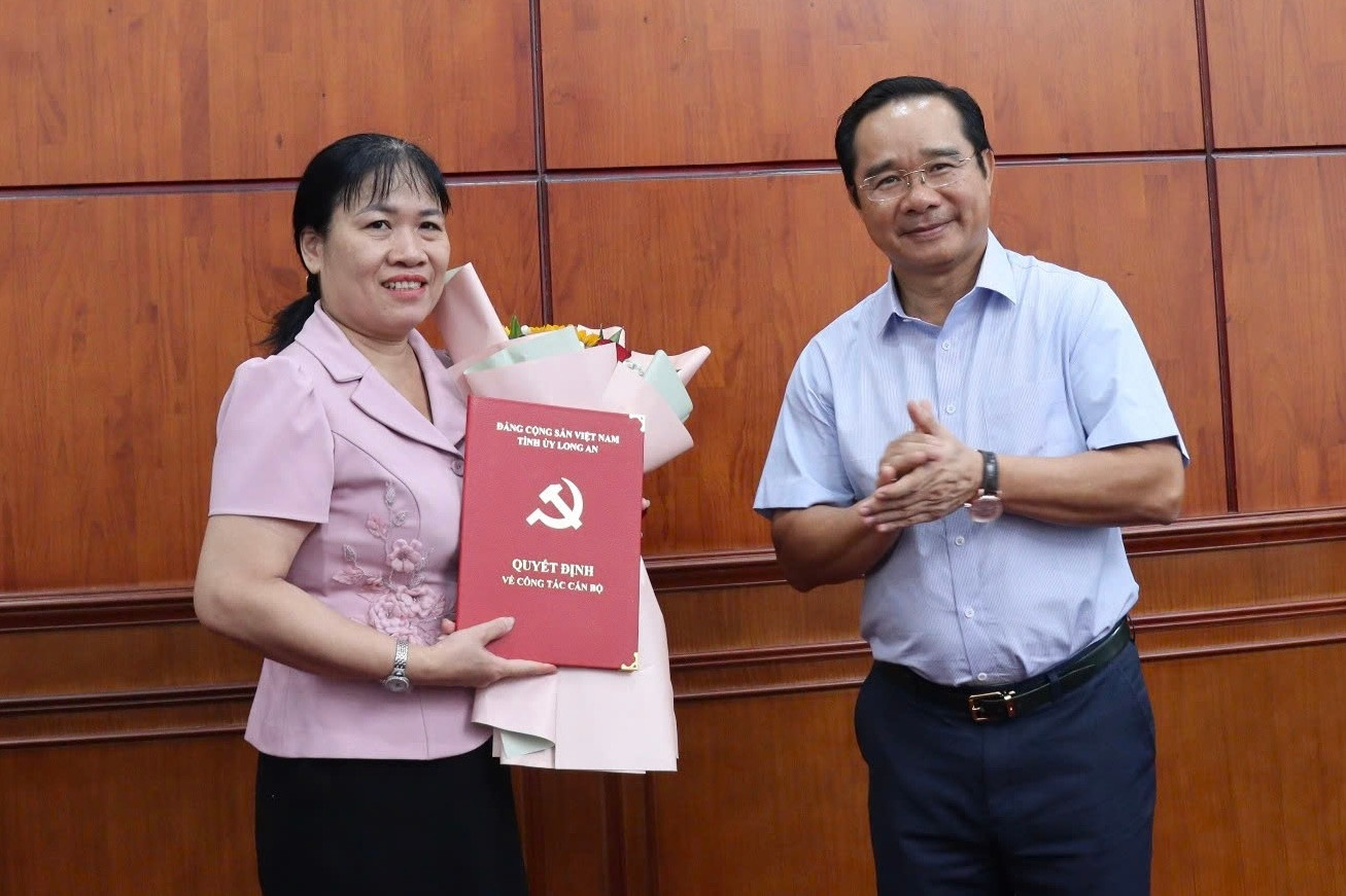 Ông Nguyễn Văn Được, Bí thư Tỉnh ủy Long An trao quyết định cho bà Hồ Thị Ngọc Lan. Ông Nguyễn Văn Được, Bí thư Tỉnh ủy Long An trao quyết định cho bà Hồ Thị Ngọc Lan.