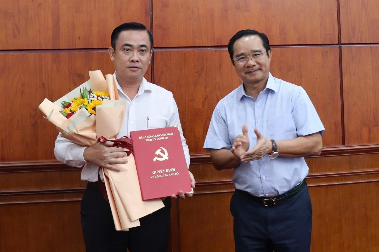 Ông Nguyễn Văn Được, Bí thư Tỉnh ủy trao quyết định cho ông Lê Thanh Đông. Ông Nguyễn Văn Được, Bí thư Tỉnh ủy trao quyết định cho ông Lê Thanh Đông.