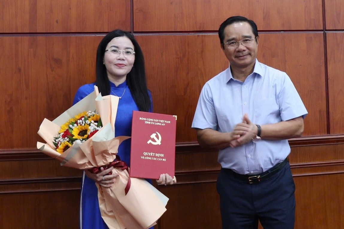 Ông Nguyễn Văn Được, Bí thư Tỉnh ủy Long An trao quyết định cho bà Lê Thị Hồng Kết. Ông Nguyễn Văn Được, Bí thư Tỉnh ủy Long An trao quyết định cho bà Lê Thị Hồng Kết.