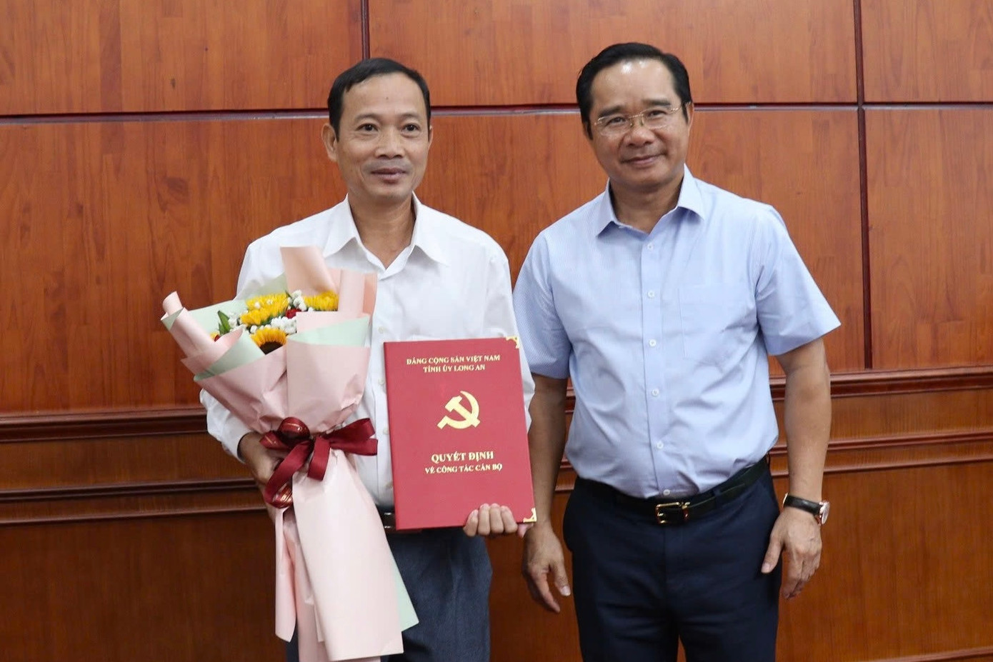 Ông Nguyễn Văn Được, Bí thư Tỉnh ủy trao quyết định cho ông Nguyễn Văn Vũ. Ông Nguyễn Văn Được, Bí thư Tỉnh ủy trao quyết định cho ông Nguyễn Văn Vũ.