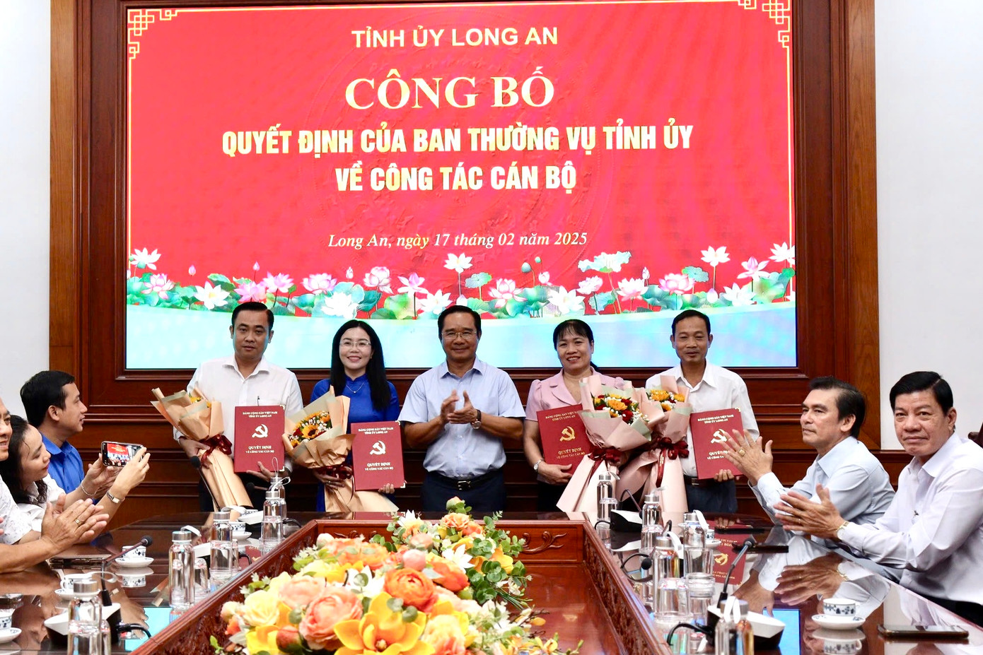 Lãnh đạo Tỉnh ủy Long An trao quyết định cho các cán bộ trong ngày 17/2. Lãnh đạo Tỉnh ủy Long An trao quyết định cho các cán bộ trong ngày 17/2.