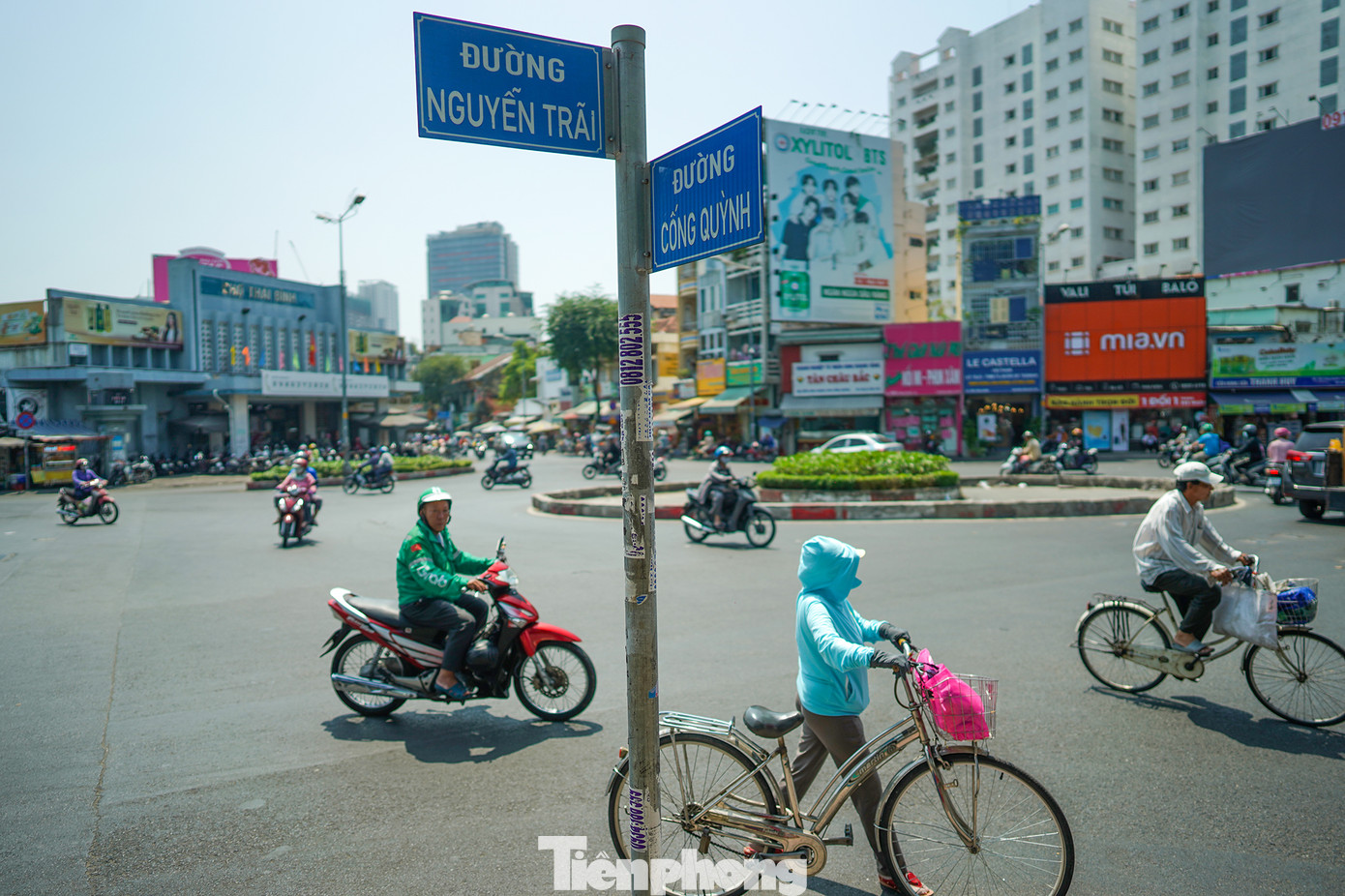 Cảnh sập xệ, nhà ổ chuột trong khu Mả Lạng khác hẳn so với bộ mặt phía ngoài mặt tiền - nơi cách đó chỉ vài bước chân.