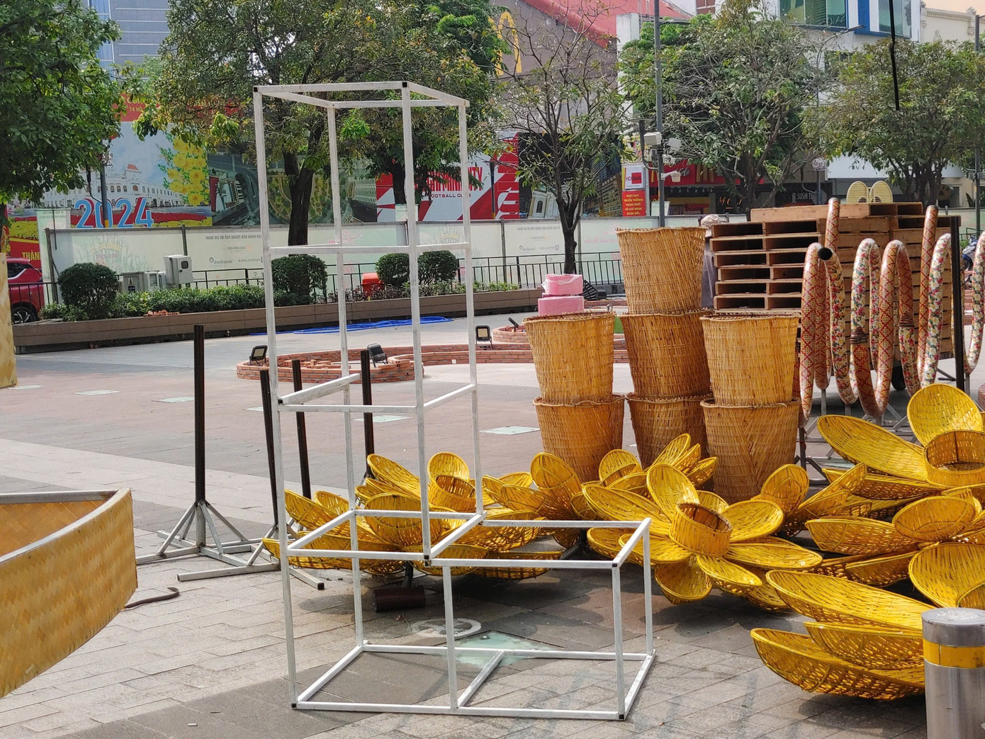 Trên công trường, các kíp thợ tất bật thi công, hoàn thành công việc để kịp tiến độ bàn giao. Anh Công Bình, đội trưởng tốp thợ phụ trách thi công phần khung sắt nói anh em công nhân cố gắng hoàn thành công việc sớm nhưng vẫn đảm bảo an toàn lao động.