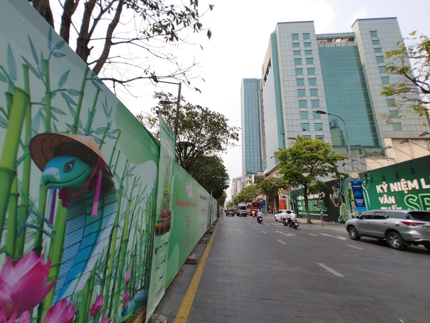 Trước đó, Quảng trường đi bộ Nguyễn Huệ đã được các kíp thợ căng các tấm banner khổ lớn cách ly khu vực công trường thi công, hạn chế người ra vào, đảm bảo an ninh trật tự và an toàn lao động cho người dân và du khách.