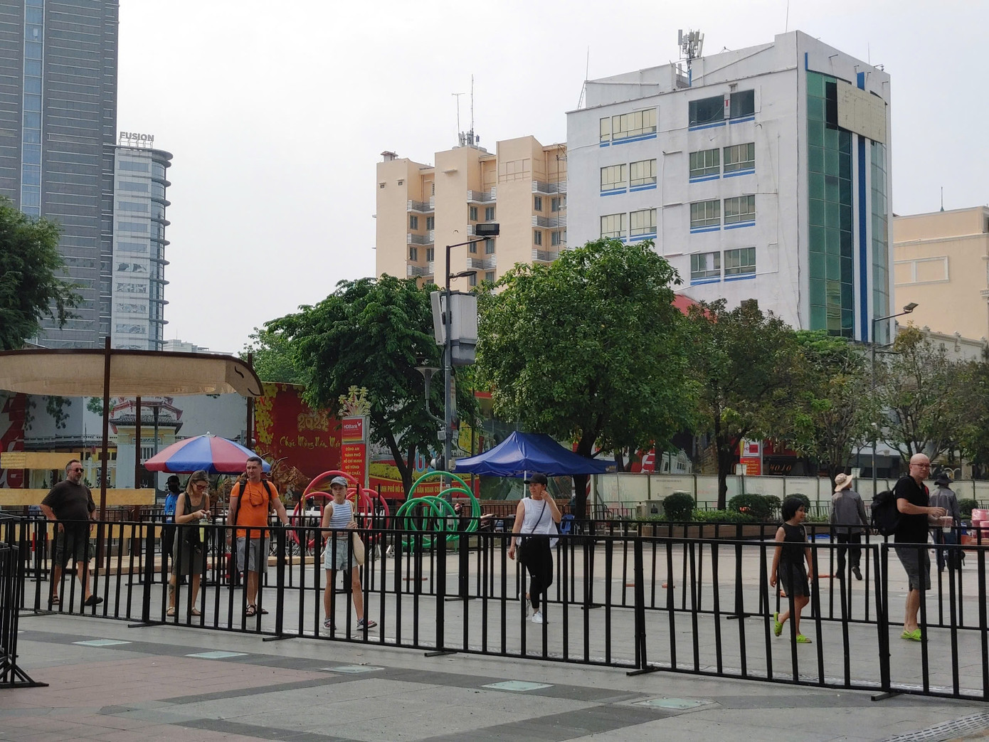 Nhiều du khách trong nước và quốc tế, người dân thành phố đi ngang khu vực trung tâm TPHCM, khá bất ngờ và thích thú với 2 chú rắn đang dần nên hình, nên dáng đã dừng lại chụp ảnh và livestream gửi về cho người thân, bạn bè và gia đình.