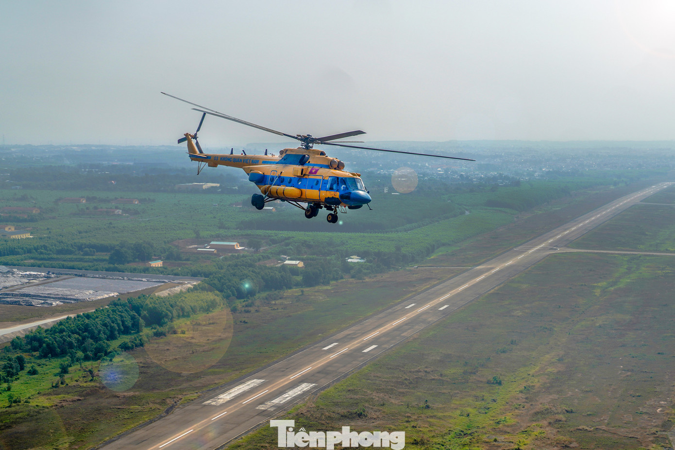 Đánh vòng, xếp lại đội hình trên đường băng sân bay Biên Hoà.