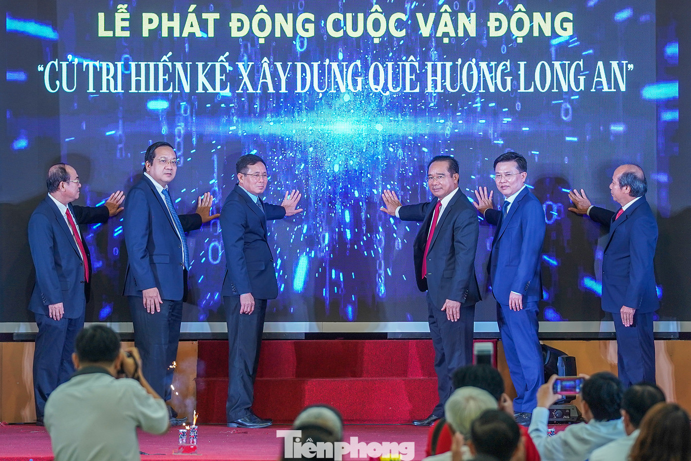 Lãnh đạo tỉnh Long An và Ban vận động bấm nút chính thức triển khai cuộc vận động "Cử tri hiến kế xây dựng quê hương Long An". Lãnh đạo tỉnh Long An và Ban vận động bấm nút chính thức triển khai cuộc vận động "Cử tri hiến kế xây dựng quê hương Long An".