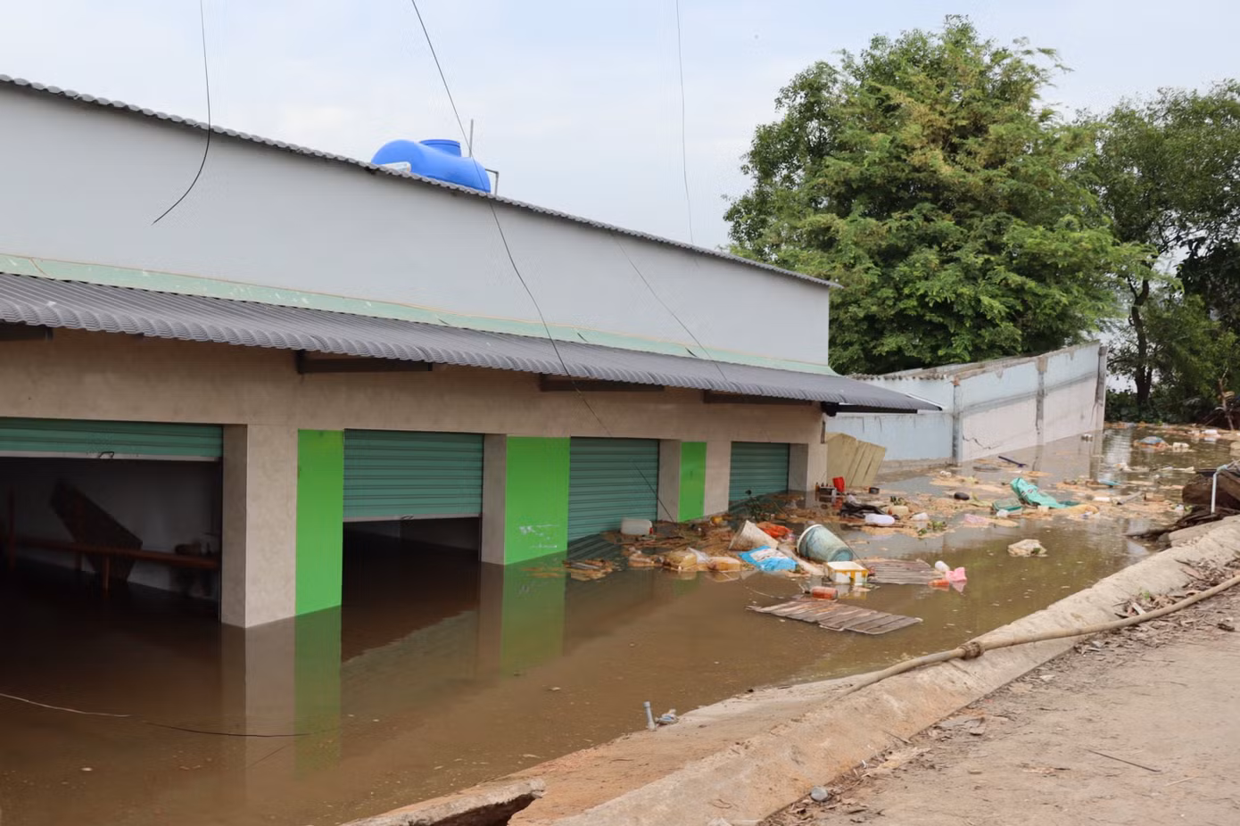 Có 5 căn nhà dạng ki ốt của người dân bị sạt lở xuống sông, trong đó có một hộ dân đang sinh sống còn các hộ khác đã được chính quyền vận động di dời đi nơi khác ở.