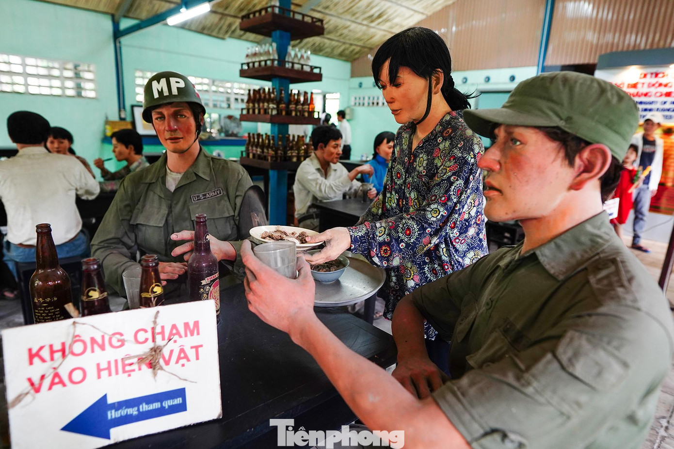 Quán Nhan Hương tiếp đón nhiều khách là quân nhân, nhân viên an ninh phục vụ quân đội Mỹ và chính quyền Sài Gòn, nhưng không ai phát hiện ra điểm bất thường, điều này càng củng cố yếu tố bí mật, giúp giữ vững căn cứ. Quán Nhan Hương tiếp đón nhiều khách là quân nhân, nhân viên an ninh phục vụ quân đội Mỹ và chính quyền Sài Gòn, nhưng không ai phát hiện ra điểm bất thường, điều này càng củng cố yếu tố bí mật, giúp giữ vững căn cứ.