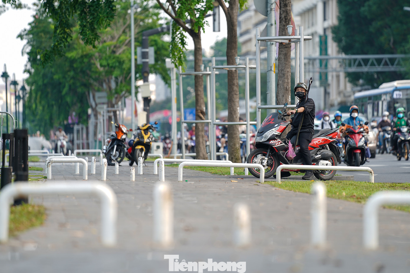 Phần dành cho người đi bộ được bố trí thanh chắn, ngăn các phương tiện di chuyển.