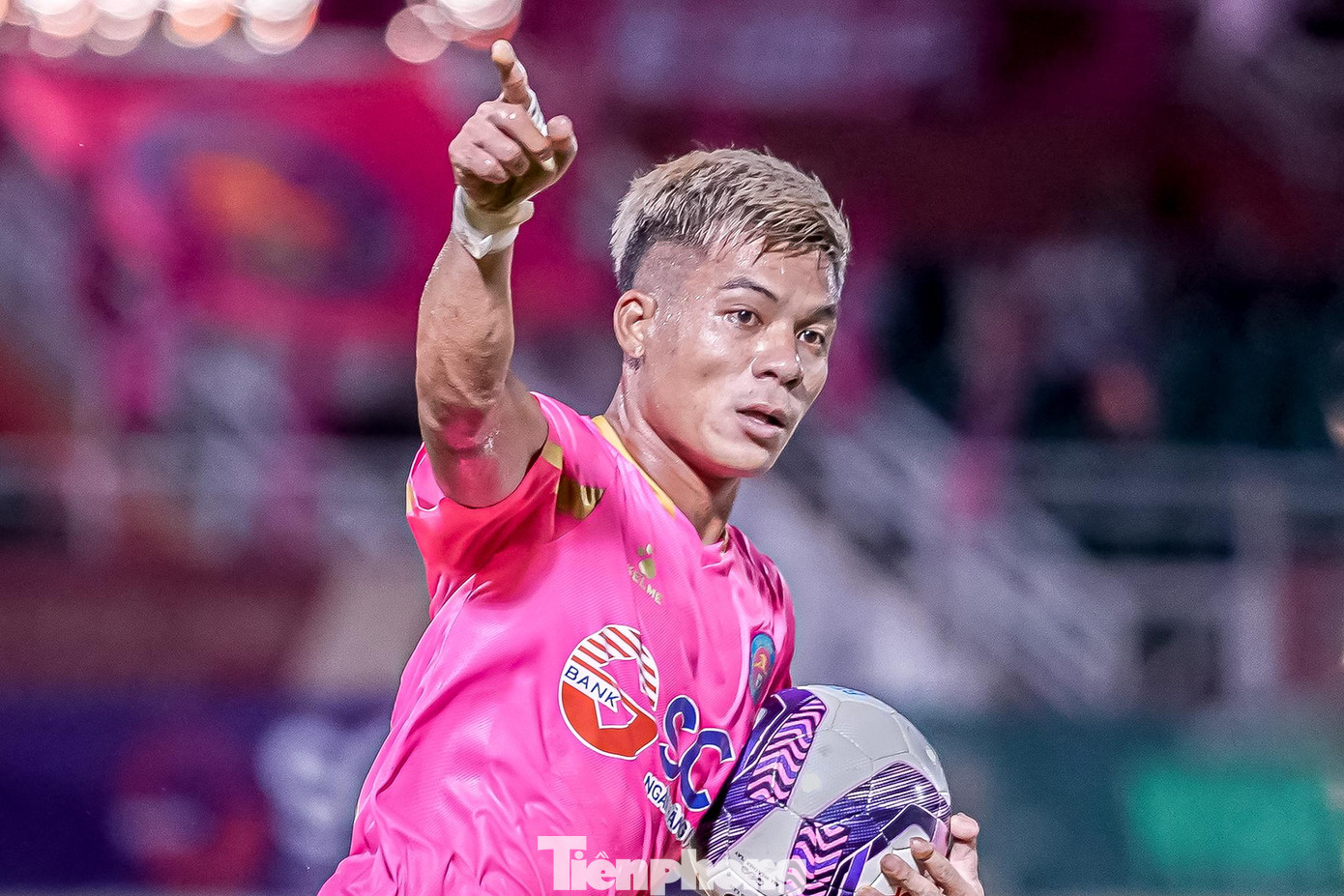 Càng về cuối trận, áp lực càng đè nặng lên đôi chân các cầu thủ Sài Gòn khiến những đường tấn công của họ có phần vội vã. Qua đó, các cú dứt điểm càng thiếu đi sự chuẩn xác cần thiết. Tuy nhiên, phút 88 bàn thắng cũng đã đến với đội chủ nhà khi Tấn Tài có cú dứt điểm tung lưới cân bằng tỷ số 2-2 cho đội chủ nhà.