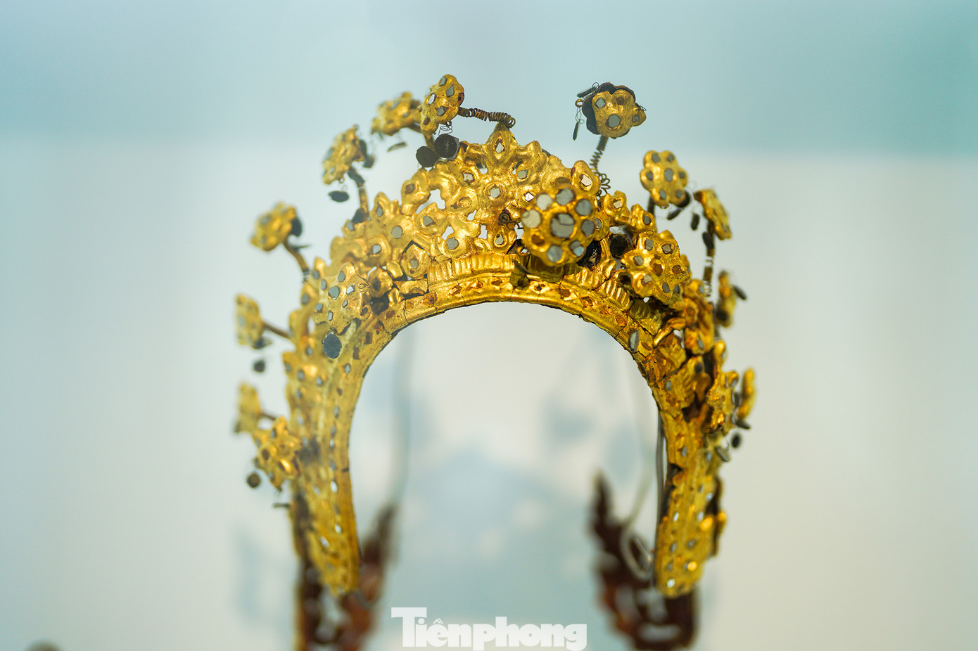 Chiếc mũ Kpâl Plốp kiểu hình tháp nhọn nhiều tầng trang trí nhiều màu sắc, đính những hạt cườm lấp lánh, thêu hoa giống như một chiếc vương miện của người Khơ-me được bảo tồn gần như nguyên vẹn. Đây là một trong những phụ kiện trang điểm cho cô dâu Khơ me ngày đại hỷ.