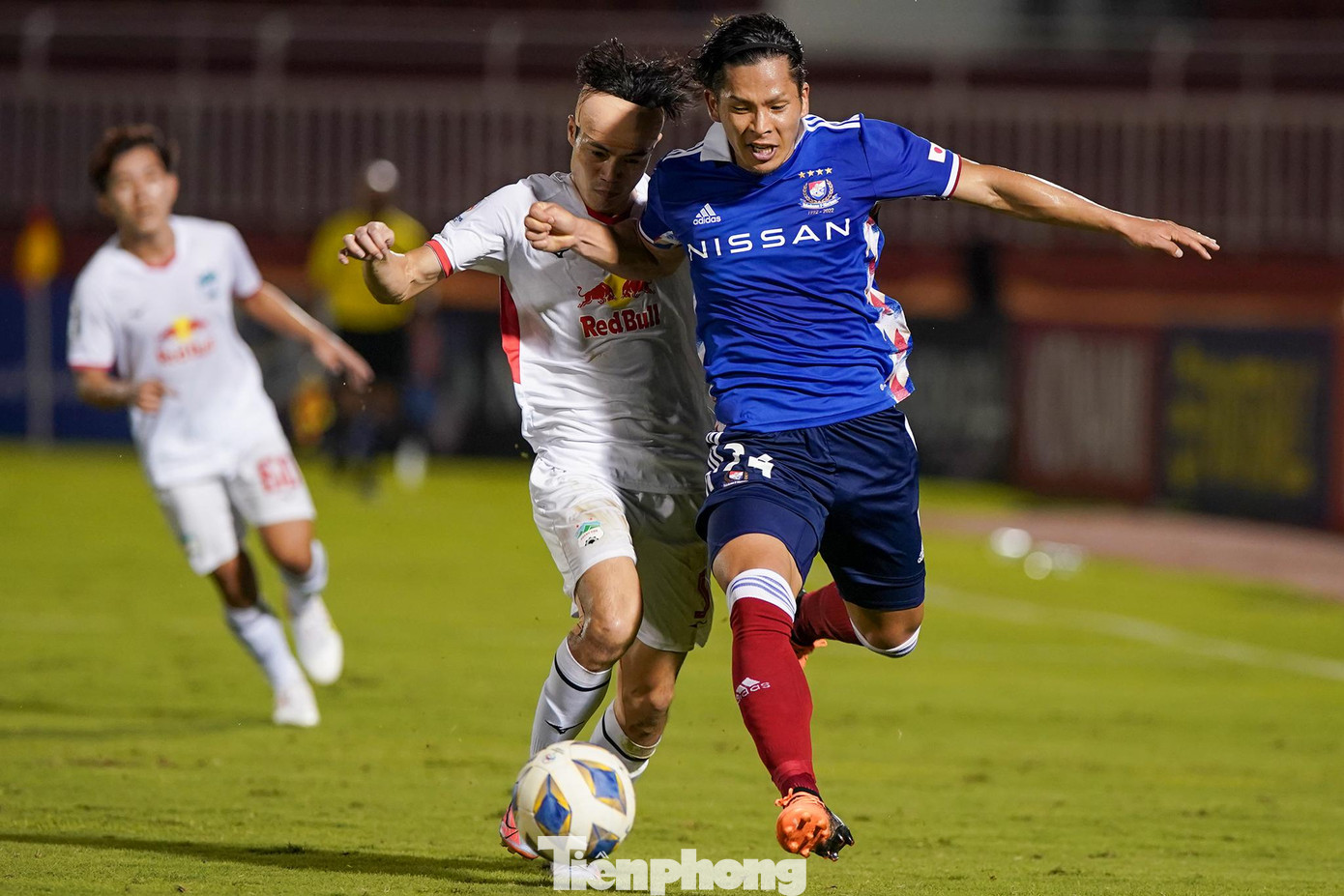 Yokohama F. Marinos tiếp tục có tình huống tấn công biên đáng chú ý. Nagato thoát xuống bên hành lang cánh phải và thực hiện pha căng ngang cho Yoshio, thế nhưng thêm 1 lần nữa thủ thành Tuấn Linh lại lao ra cản phá kịp thời. Yokohama F. Marinos tiếp tục có tình huống tấn công biên đáng chú ý. Nagato thoát xuống bên hành lang cánh phải và thực hiện pha căng ngang cho Yoshio, thế nhưng thêm 1 lần nữa thủ thành Tuấn Linh lại lao ra cản phá kịp thời.