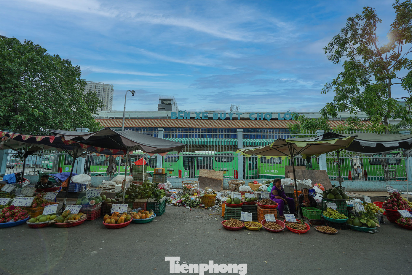 Bến xe buýt Chợ Lớn nhìn từ khu chợ nhỏ trên đường Trang Tử.
