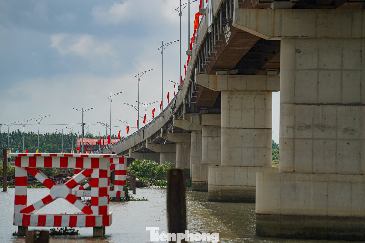 Vị trí này nằm cách xa khu vực trung tâm của huyện, làm cho tính kết nối liên vùng bị hạn chế, gây khó khăn cho việc đi lại, giao thương, vận chuyển hàng hóa. Hoạt động của bến phà Tân Thanh hiện tại và lâu dài không thể đáp ứng được nhu cầu phát triển của địa phương; đồng thời, tiềm ẩn nguy cơ mất an toàn giao thông, nhất là vào mùa mưa, bão. Vị trí này nằm cách xa khu vực trung tâm của huyện, làm cho tính kết nối liên vùng bị hạn chế, gây khó khăn cho việc đi lại, giao thương, vận chuyển hàng hóa. Hoạt động của bến phà Tân Thanh hiện tại và lâu dài không thể đáp ứng được nhu cầu phát triển của địa phương; đồng thời, tiềm ẩn nguy cơ mất an toàn giao thông, nhất là vào mùa mưa, bão.