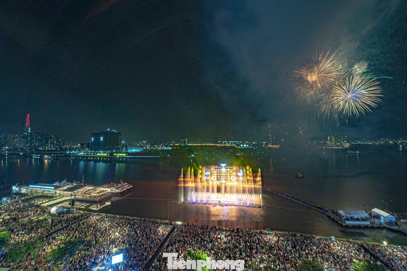 Pháo hoa được bắn trong 15 phút lúc 0h ngày 22/1 (mùng 1 Tết Quý Mão); kinh phí từ nguồn xã hội hóa.