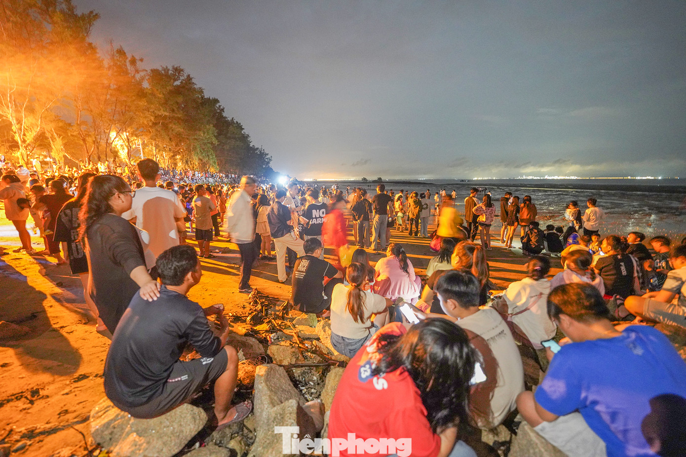 Chưa đến 19 giờ, người dân đã ngồi kín bờ biển để chờ xem biểu diễn nghệ thuật ánh sáng với 250 máy bay không người lái. Do điều kiện thời tiết, phải đến 21 giờ chương trình biểu diễn mới bắt đầu.