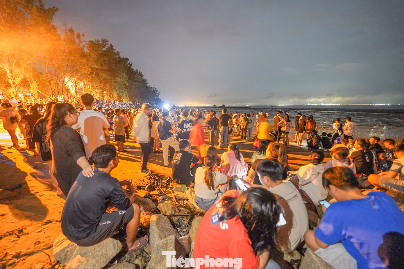 Chưa đến 19 giờ, người dân đã ngồi kín bờ biển để chờ xem biểu diễn nghệ thuật ánh sáng với 250 máy bay không người lái. Do điều kiện thời tiết, phải đến 21 giờ chương trình biểu diễn mới bắt đầu.