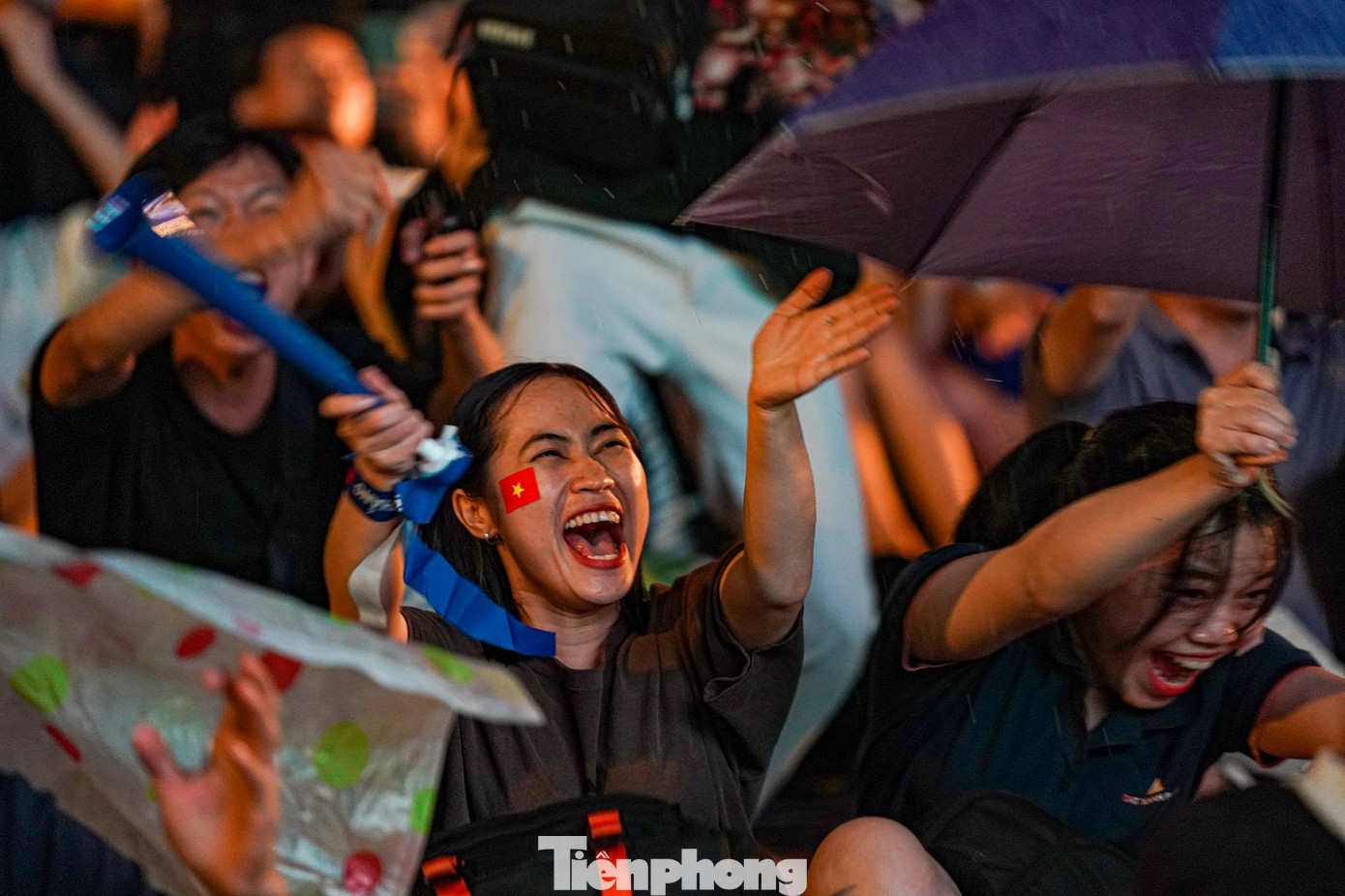 Sau 76 chờ đợi, cổ động viên vỡ oà cảm xúc khi U23 Việt Nam có bàn thắng quý giá. Trong một tình huống phối hợp cực kỳ bài bản của U23 Việt Nam, Hùng Dũng đã xuất hiện đúng lúc khi đồng đội cần anh. Bàn thắng mở tỉ số cực kỳ quan trọng trong bối cảnh chúng ta đang rất bế tắc. Sau 76 chờ đợi, cổ động viên vỡ oà cảm xúc khi U23 Việt Nam có bàn thắng quý giá. Trong một tình huống phối hợp cực kỳ bài bản của U23 Việt Nam, Hùng Dũng đã xuất hiện đúng lúc khi đồng đội cần anh. Bàn thắng mở tỉ số cực kỳ quan trọng trong bối cảnh chúng ta đang rất bế tắc.