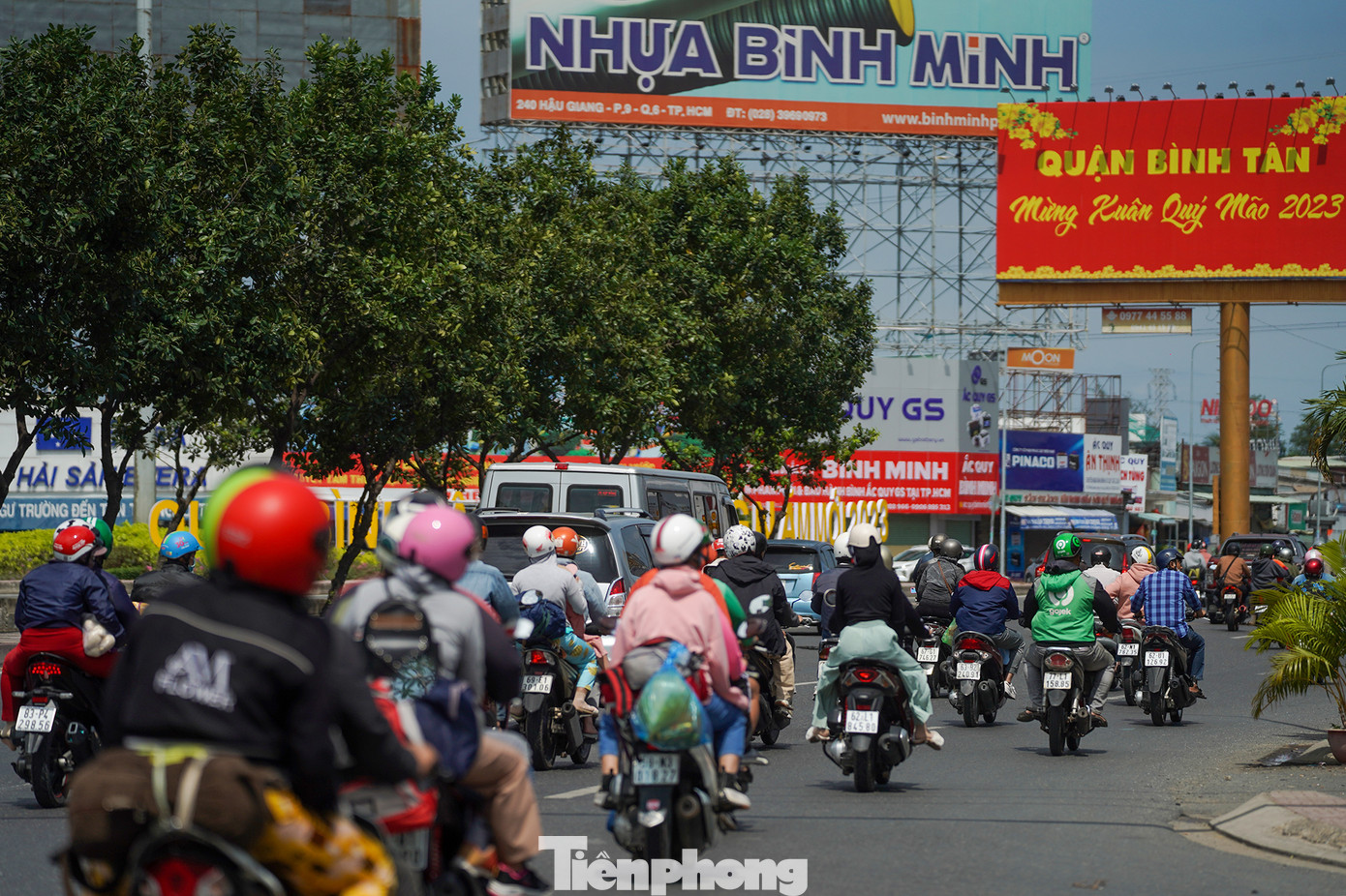 Dòng phương tiện hướng về vòng xoay An Lạc để rẽ trái tiếp tục vào quốc lộ 1A. Dòng phương tiện hướng về vòng xoay An Lạc để rẽ trái tiếp tục vào quốc lộ 1A.