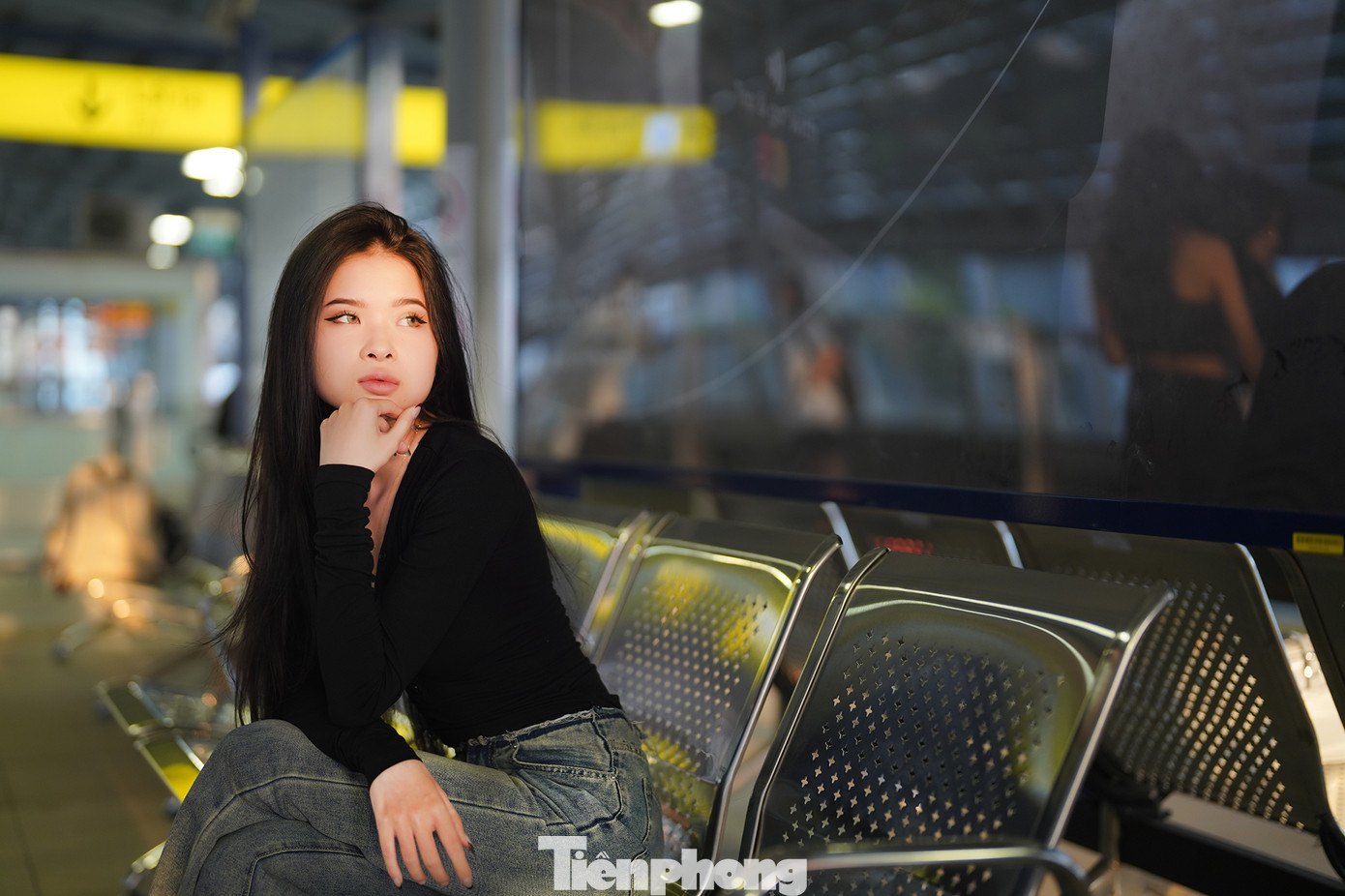 Bạn Quỳnh (ngụ Đồng Nai) đang là sinh viên học tại TPHCM cũng tranh thủ ra đây canh chụp khoảnh khắc chiều tà bên ga tàu.