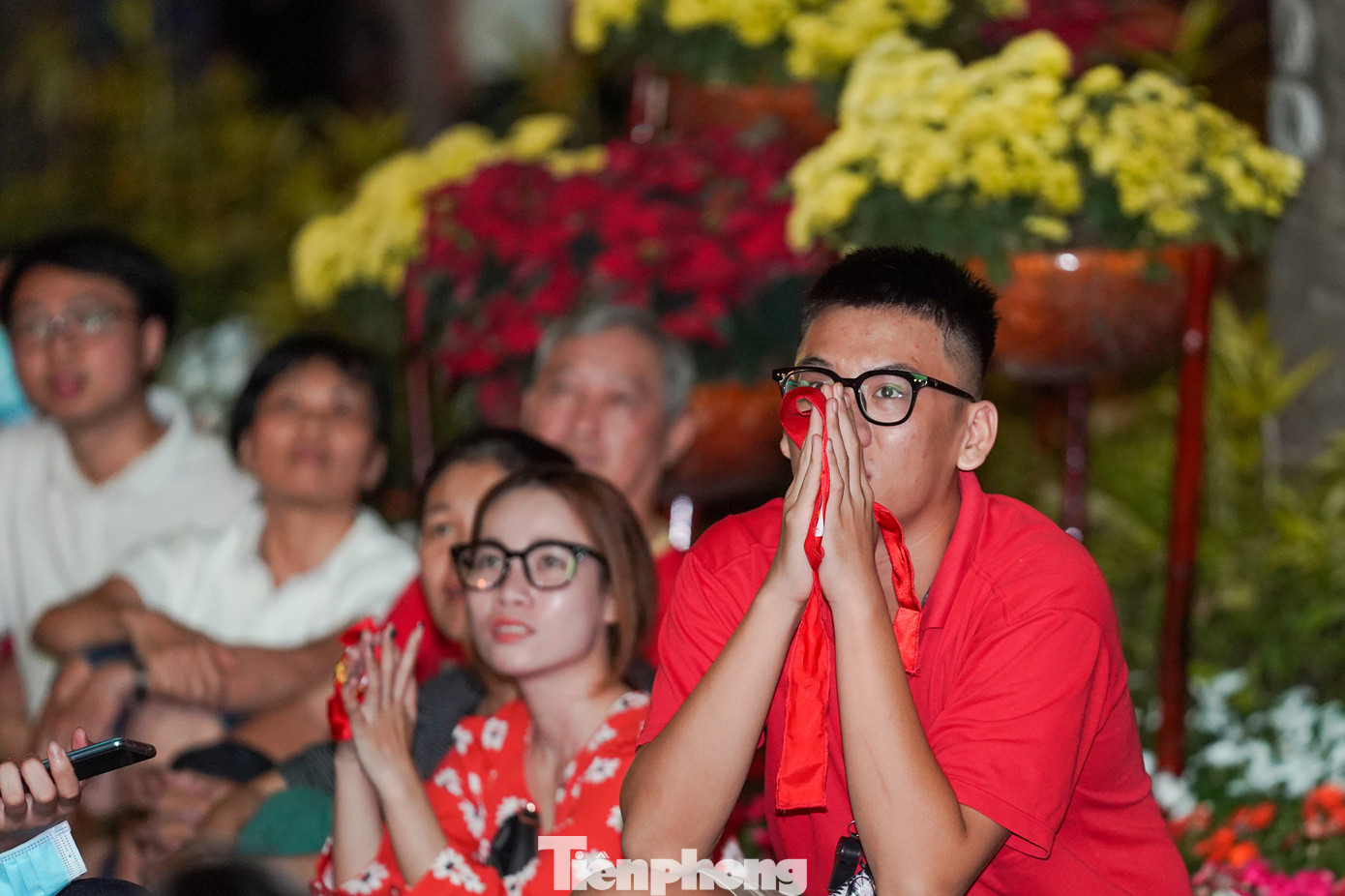 Phút 76, sự tinh quái của Bunmathan đã được thể hiện bằng pha phối hợp đá phạt nhanh khiến một cổ động viên phải cầu nguyện. Rất may là cầu thủ Thái Lan đã không tận dụng tốt cơ hội dứt điểm.