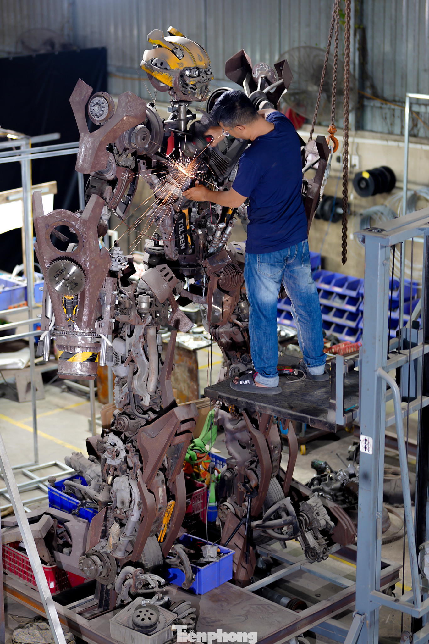 Tác phẩm đang làm cho anh Tuấn Anh và đội ngũ của mình đau đầu nhất chính là phải thể hiện nhân vật Bumblebee trong phim bom tấn Transformers. "Siêu phẩm" này của xưởng cao gần 4m, thực hiện ròng rã gần một năm qua, dự kiến mất thêm vài tháng nữa để hoàn thiện. Bumblebee khi trình làng sẽ phải đáp ứng yếu tố an toàn vì kích thước đồ sộ, cử động đẹp và biết phun khói, lửa... Tác phẩm đang làm cho anh Tuấn Anh và đội ngũ của mình đau đầu nhất chính là phải thể hiện nhân vật Bumblebee trong phim bom tấn Transformers. "Siêu phẩm" này của xưởng cao gần 4m, thực hiện ròng rã gần một năm qua, dự kiến mất thêm vài tháng nữa để hoàn thiện. Bumblebee khi trình làng sẽ phải đáp ứng yếu tố an toàn vì kích thước đồ sộ, cử động đẹp và biết phun khói, lửa...