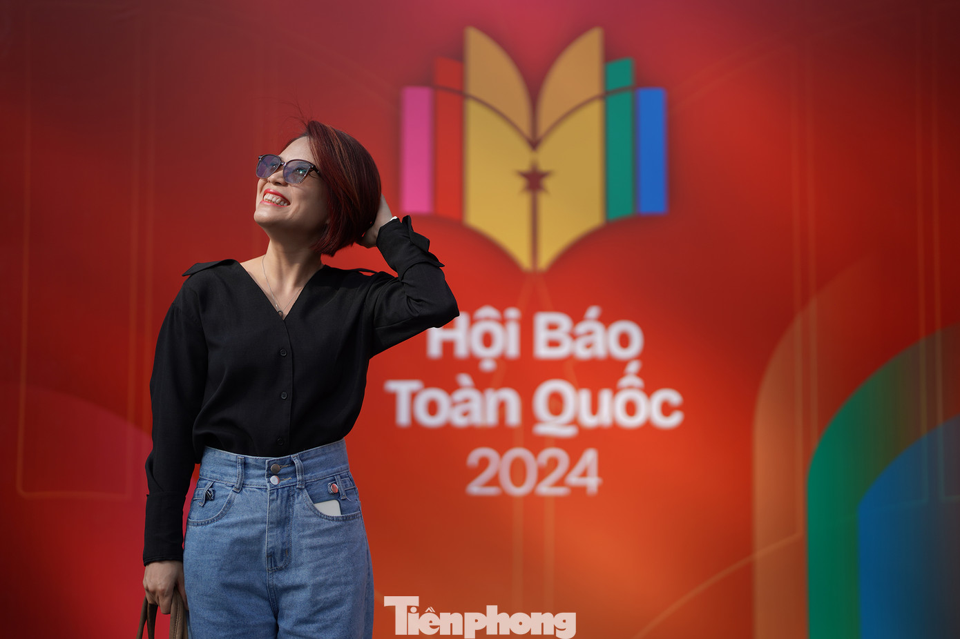 Góc chụp ảnh tại Hội báo thu hút khá đông khách tham quan.