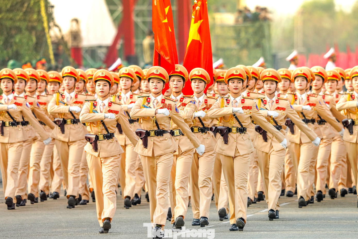 Theo kế hoạch, lễ diễu binh, diễu hành cấp quốc gia kỷ niệm 50 năm Ngày Giải phóng hoàn toàn miền Nam, thống nhất đất nước chính thức diễn ra vào 6h30 ngày 30/4, cùng thời điểm với lễ kỷ niệm.